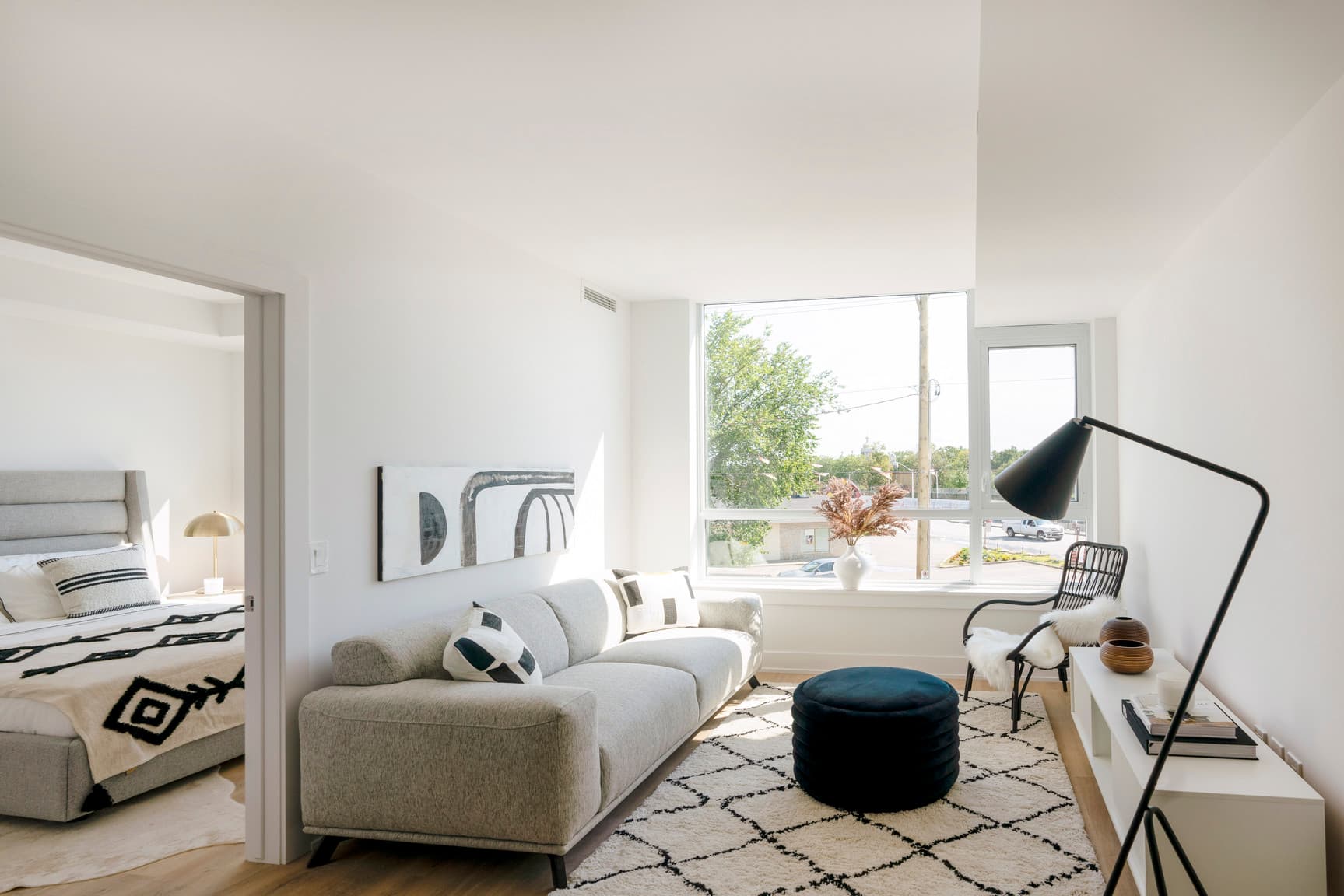 929 Richmond — 2 Bedrooms* - Photo 11