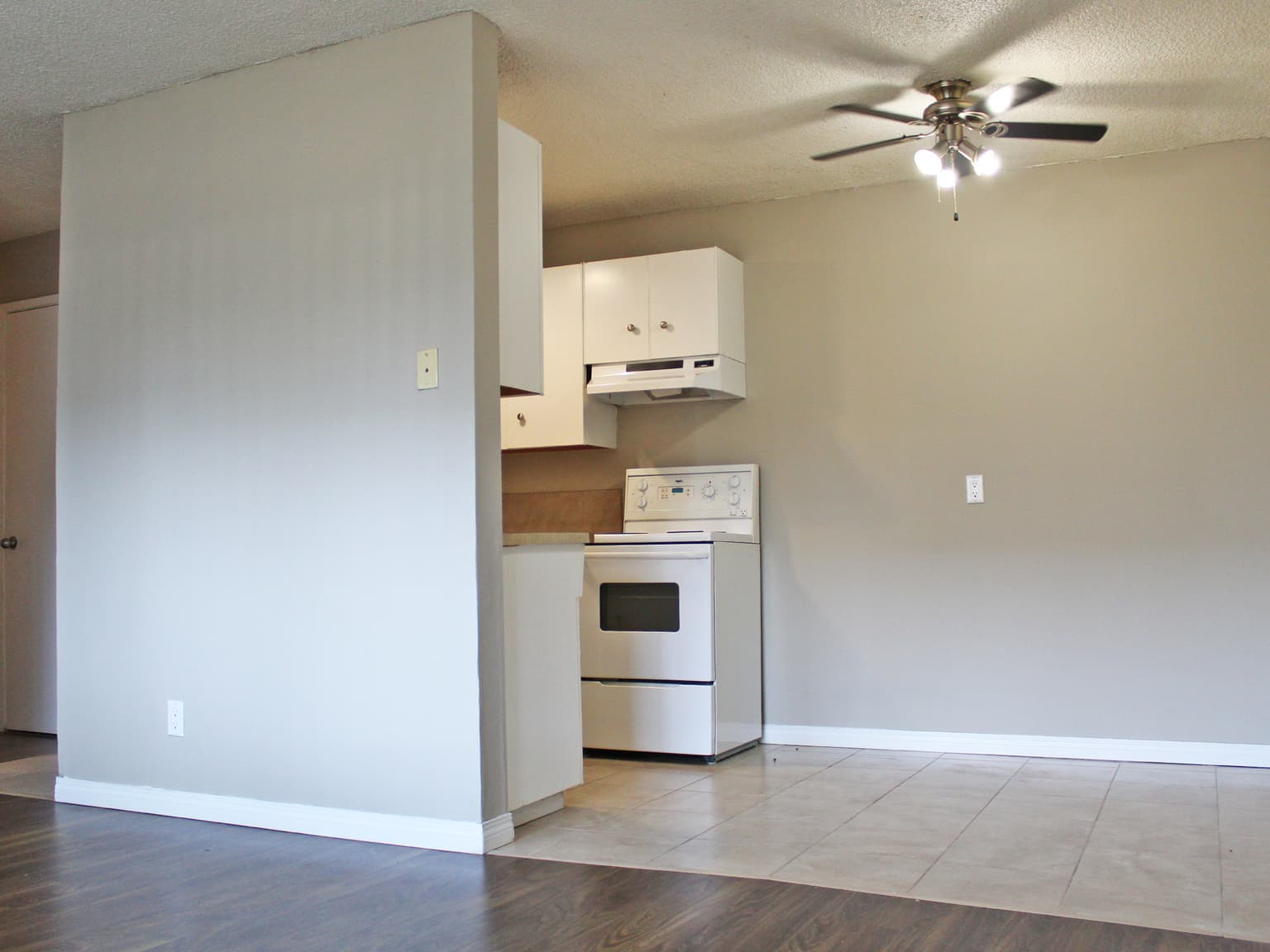 Oasis Apartments — Bachelor - Photo 12