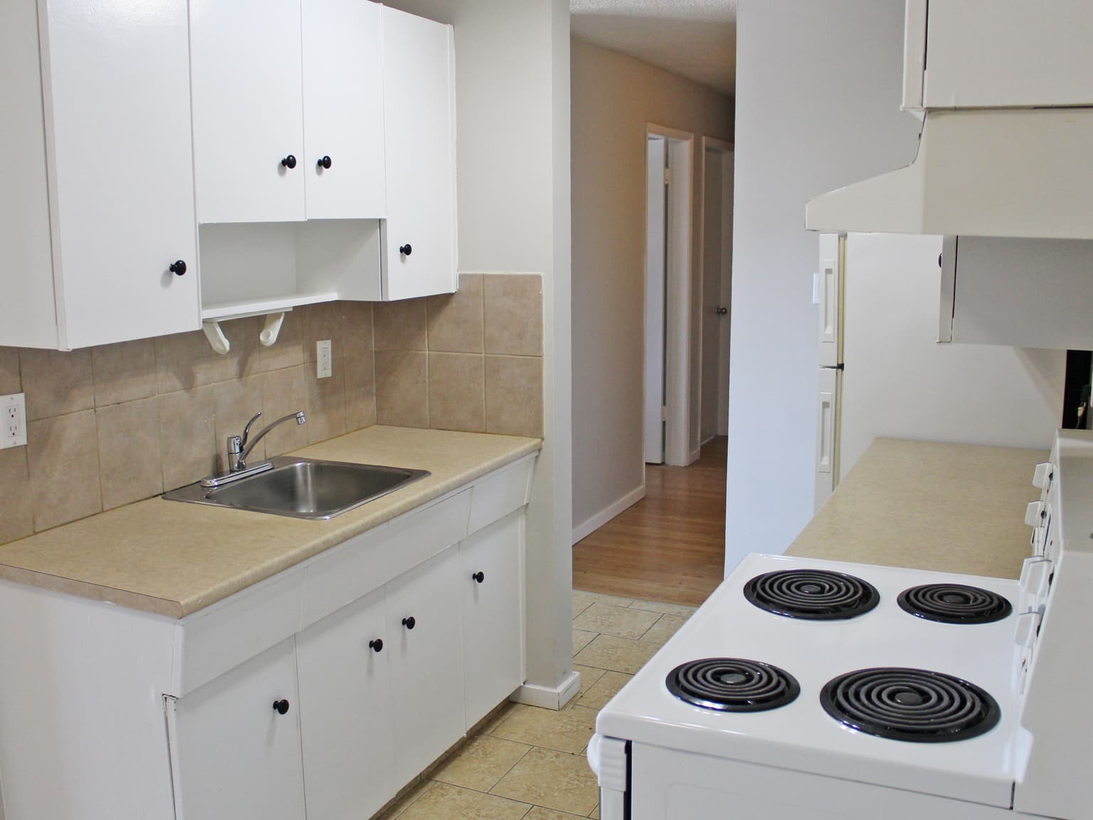 Oasis Apartments — Bachelor - Photo 11
