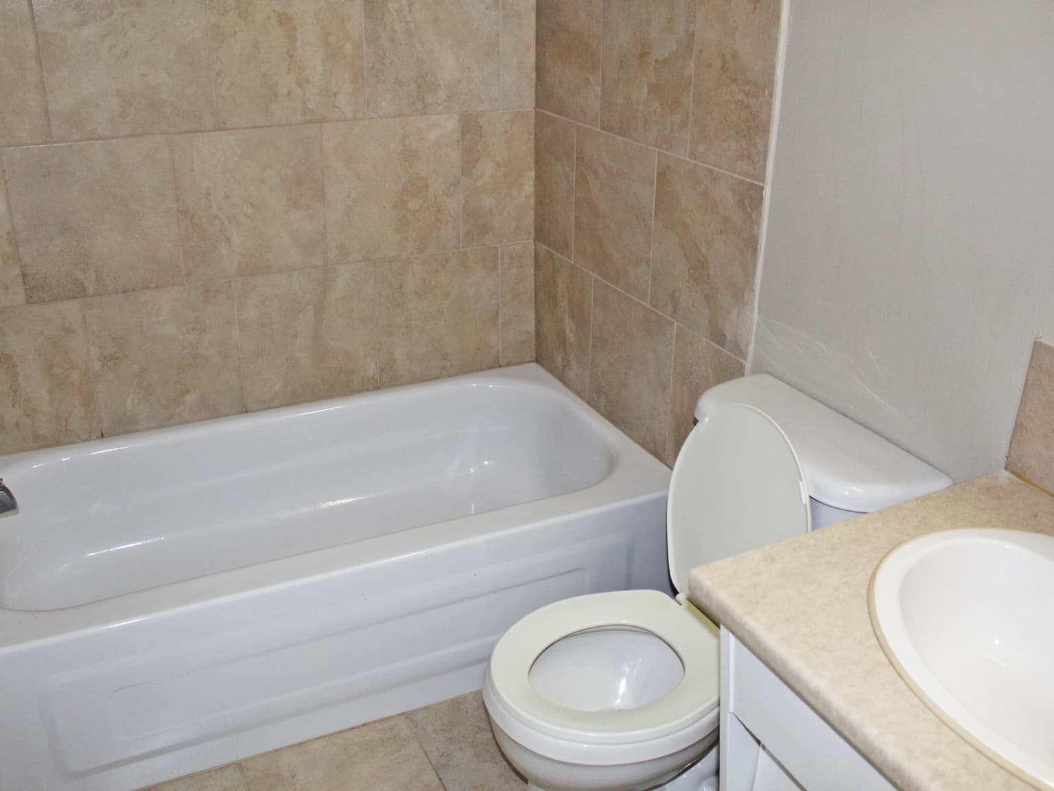 Oasis Apartments — Bachelor - Photo 13