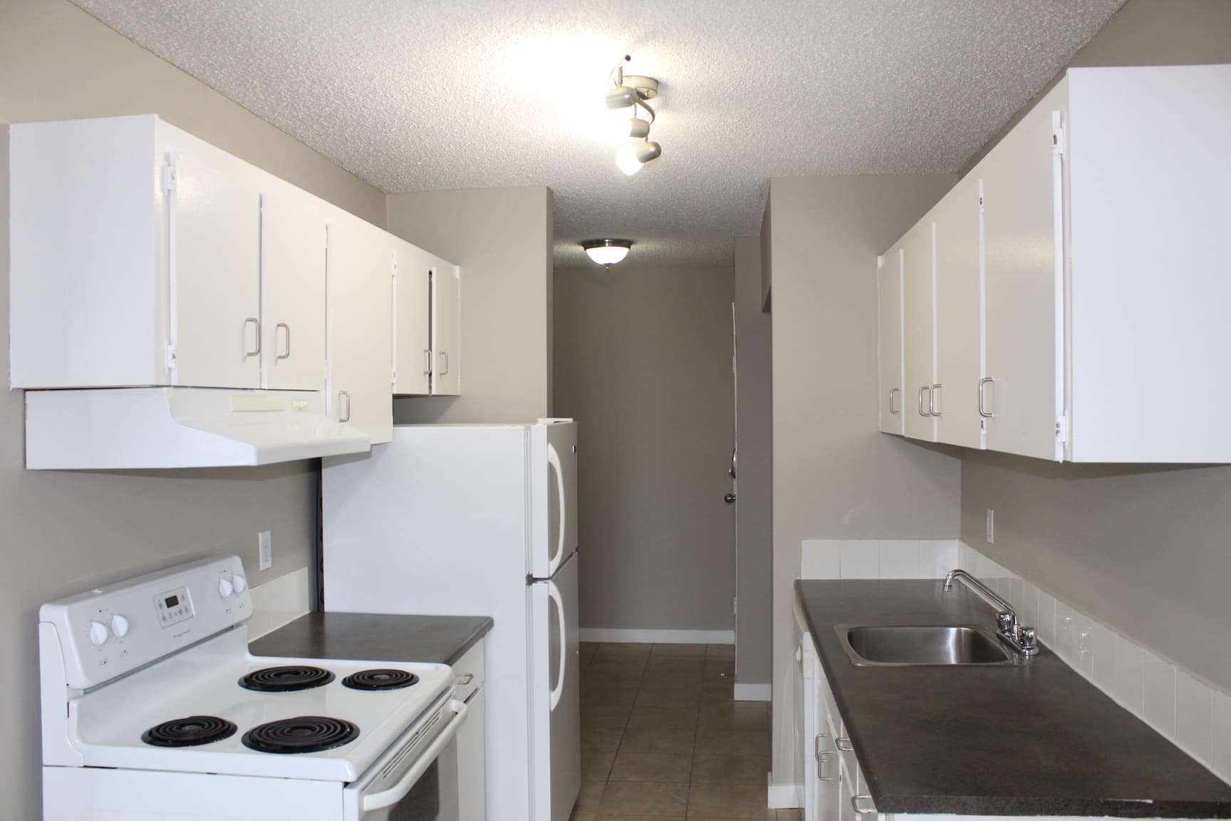 Deluca Manor — 1 bedroom - Photo 2