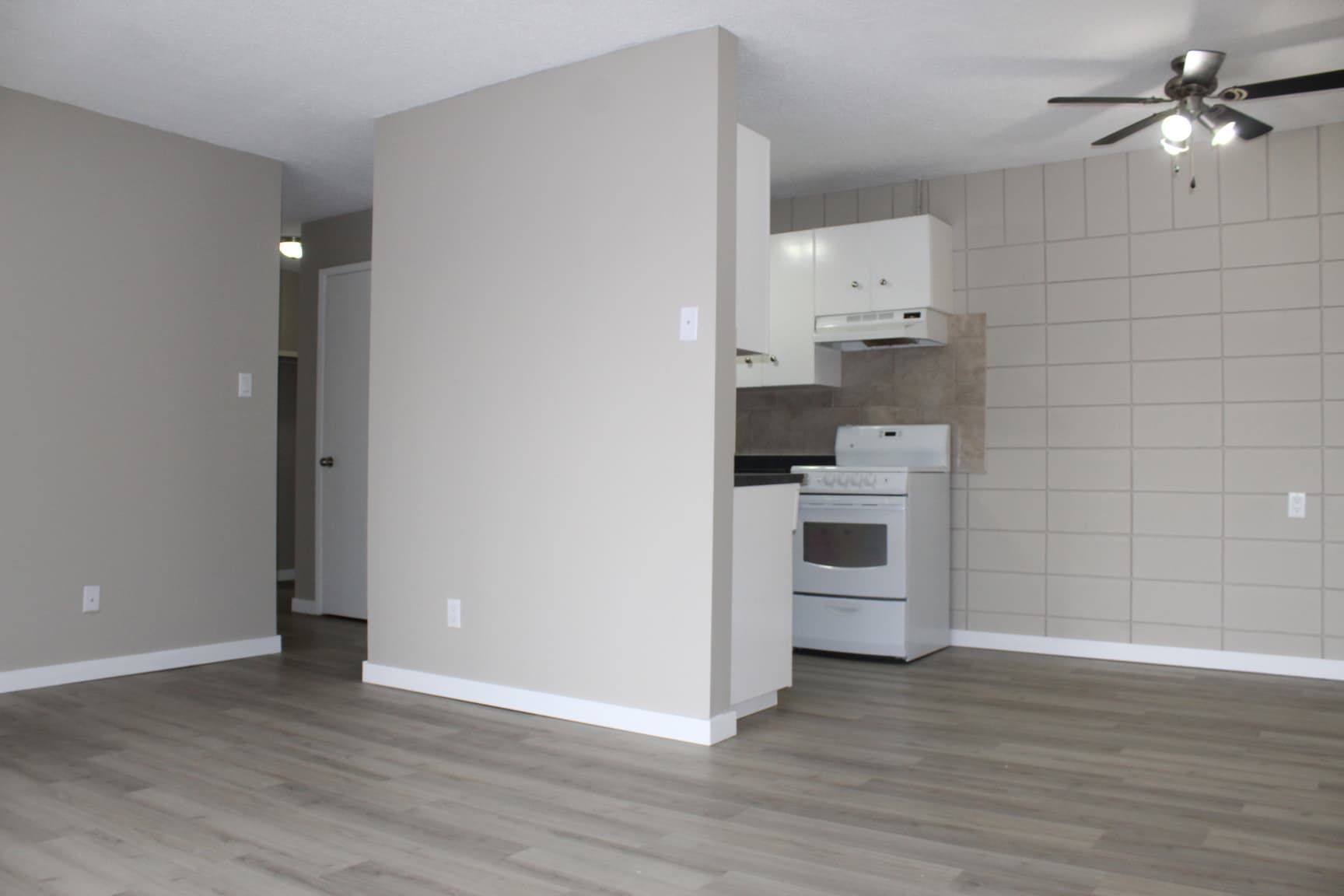 Oasis Apartments — Bachelor - Photo 2