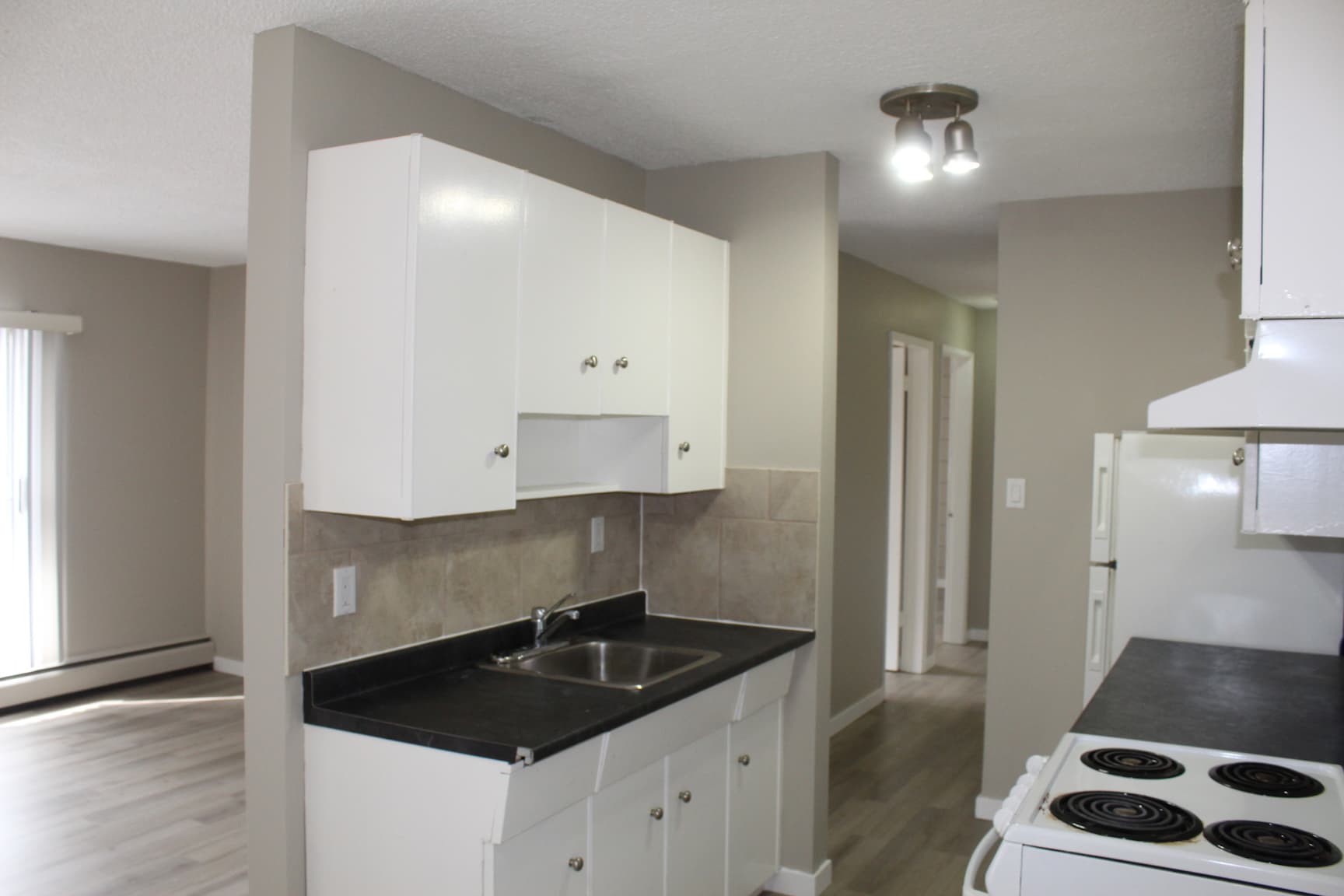 Oasis Apartments — Bachelor - Photo 4