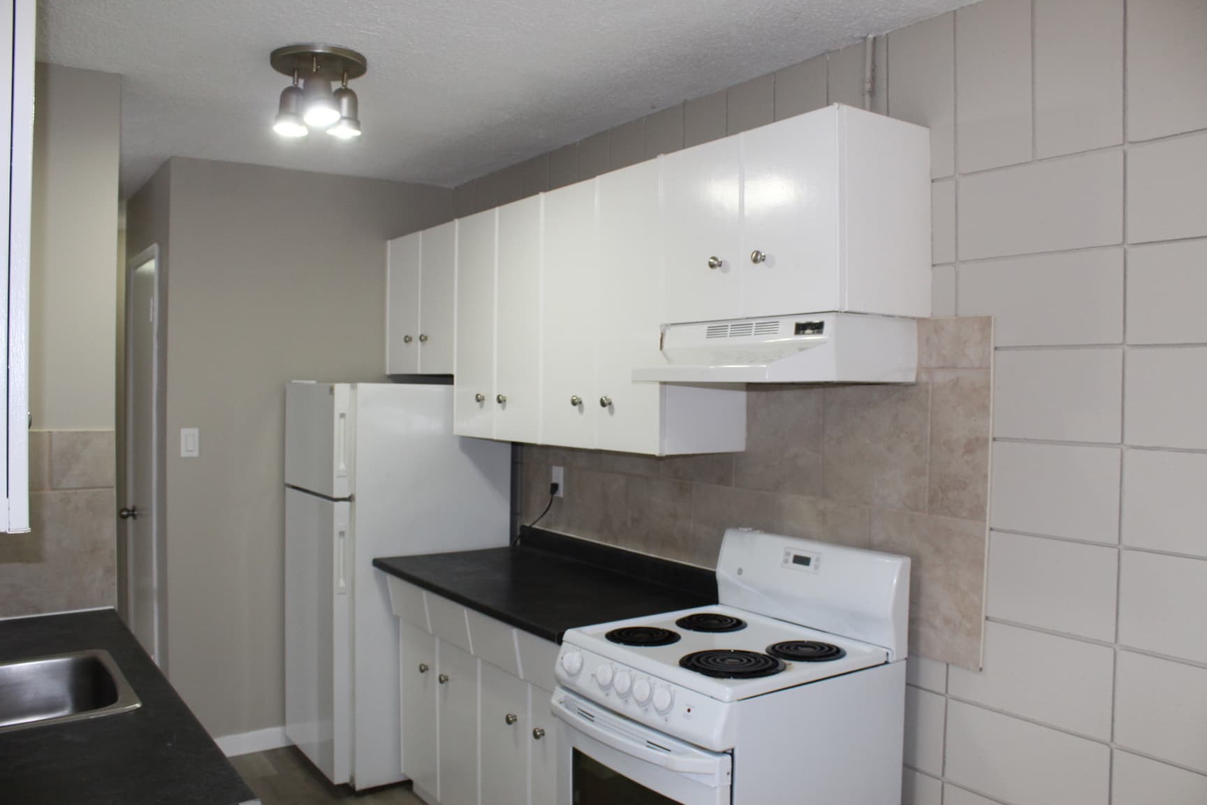 Oasis Apartments — Bachelor - Photo 9