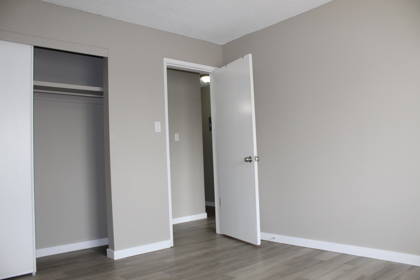 Oasis Apartments — Bachelor - Photo 5