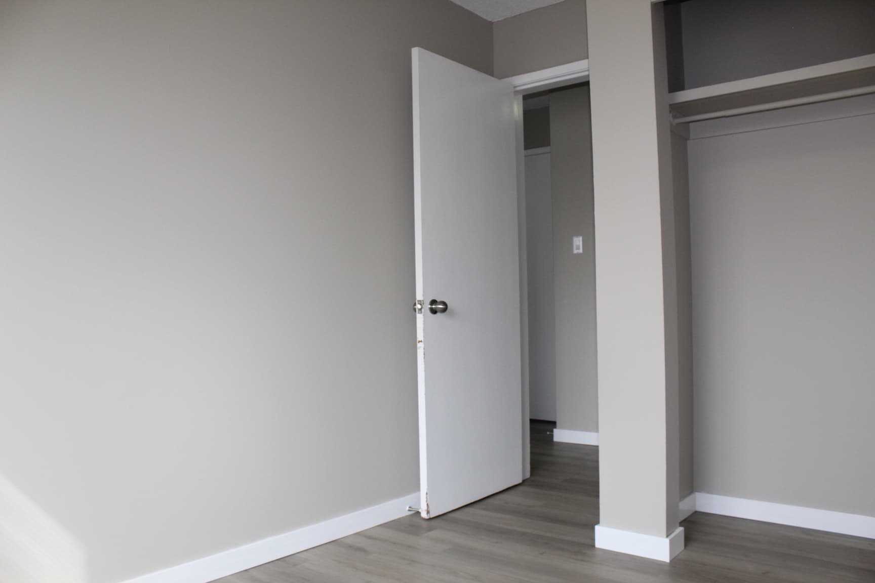 Oasis Apartments — Bachelor - Photo 8