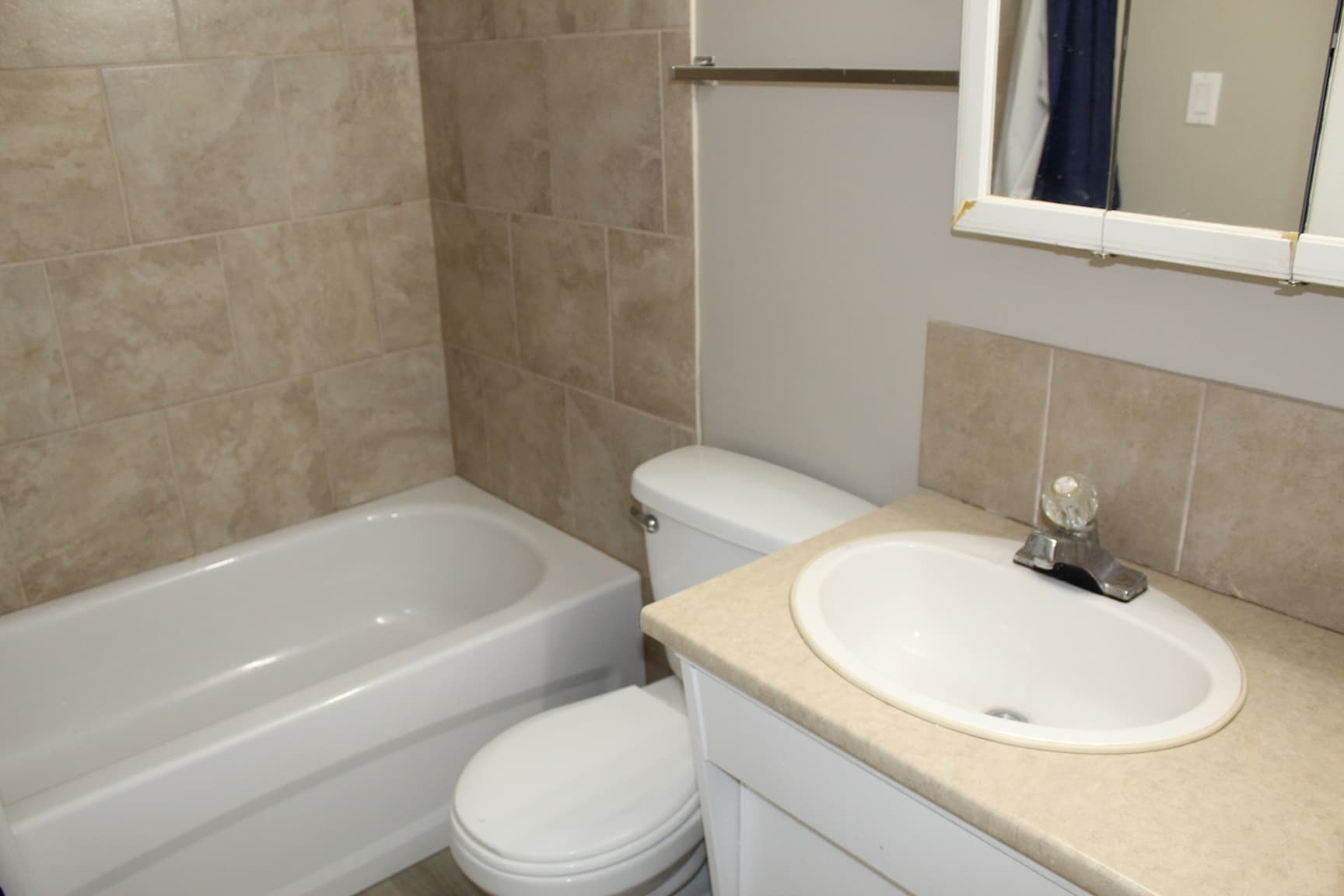 Oasis Apartments — Bachelor - Photo 7