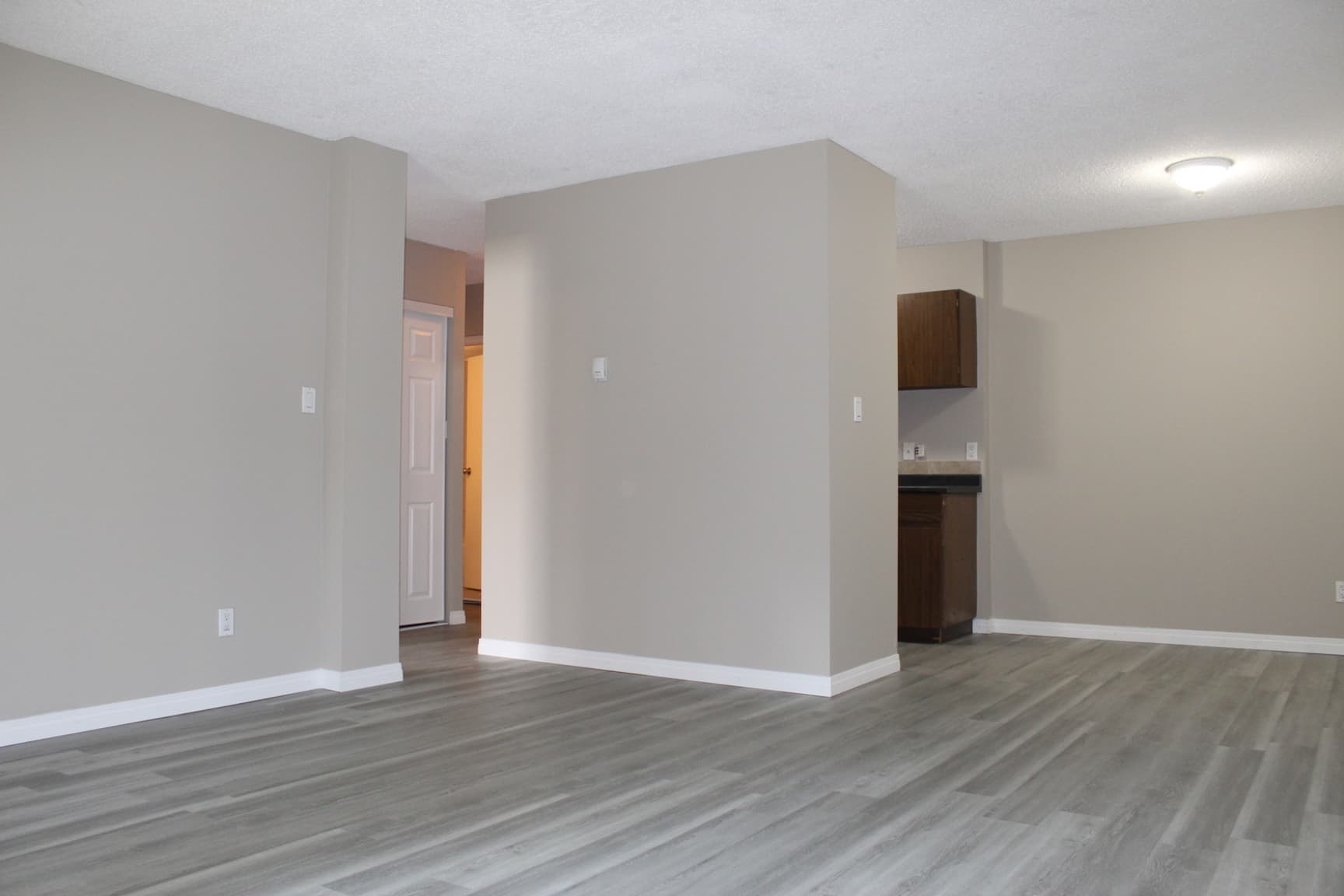Matt Manor — 2 bedroom - Photo 3