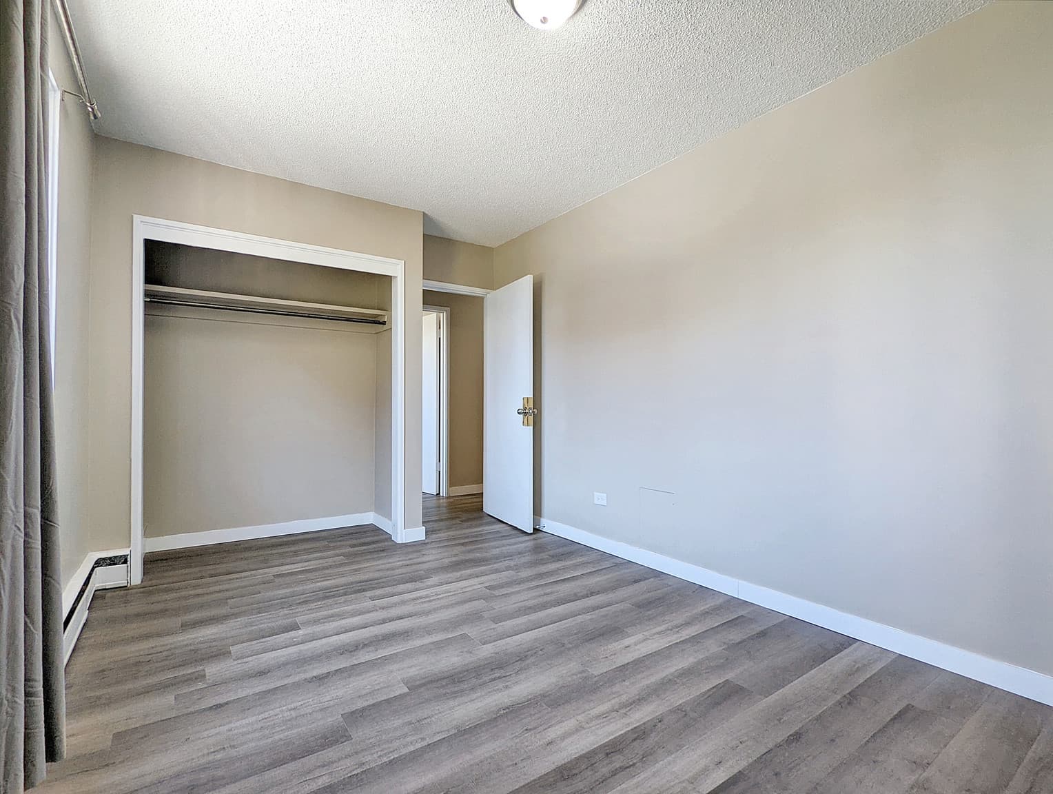 Downtown Edmonton Apartments — Bachelor - Photo 4