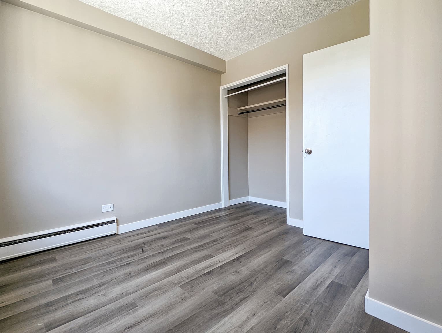Downtown Edmonton Apartments — Bachelor - Photo 6