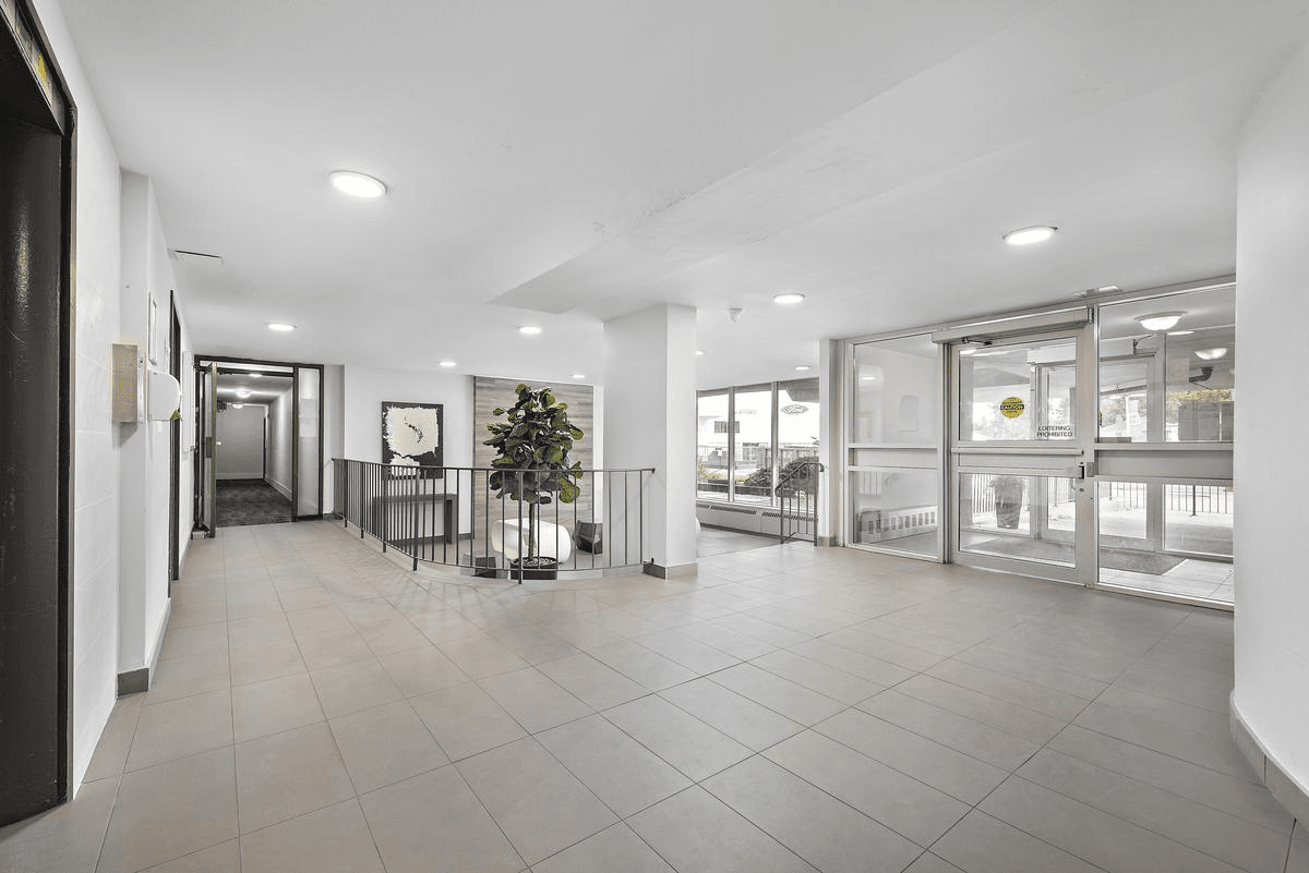 2570 Kingston Road — 1 Bedroom - Photo 18