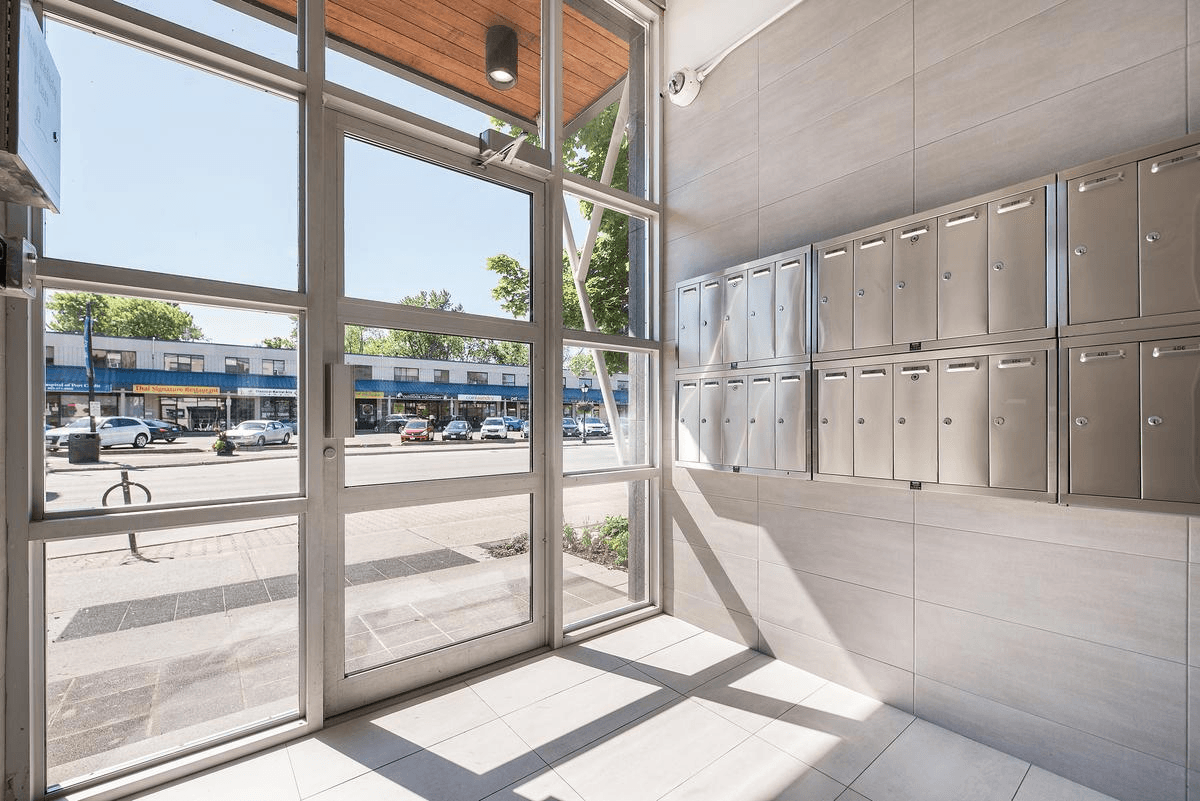 206 Lakeshore Road East - Photo 2