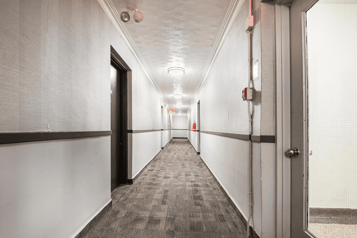 212 Lakeshore Road East — 1 Bedroom - Photo 8