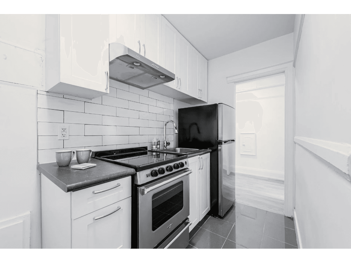 210 Wychwood Avenue — 2 Bedroom - Photo 3