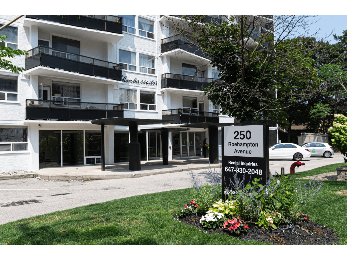 250 Roehampton Avenue - Photo 2