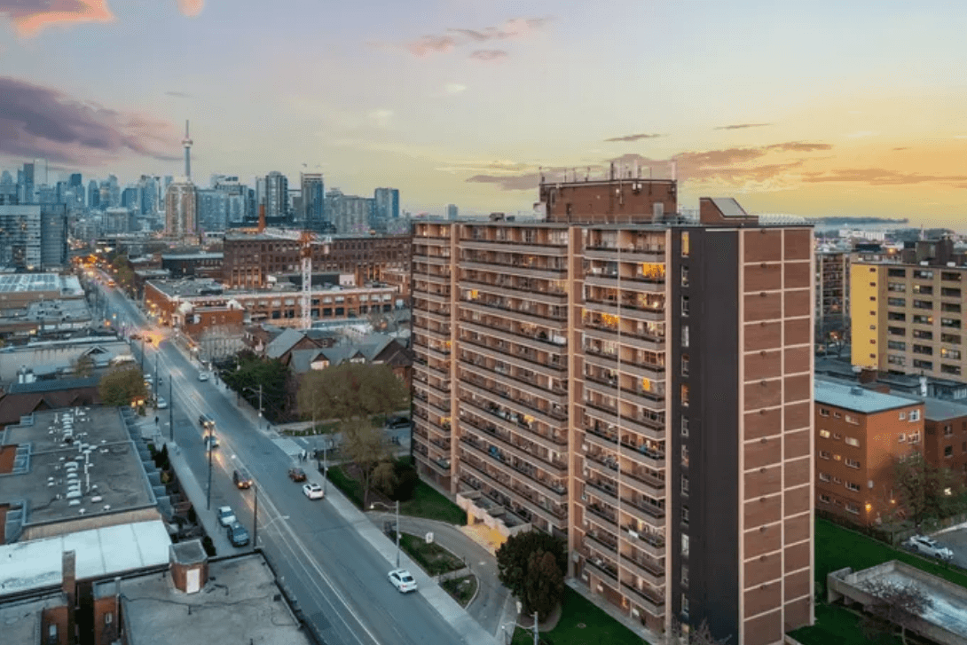 1251 King Street West — Junior 1 Bedroom - Photo 2