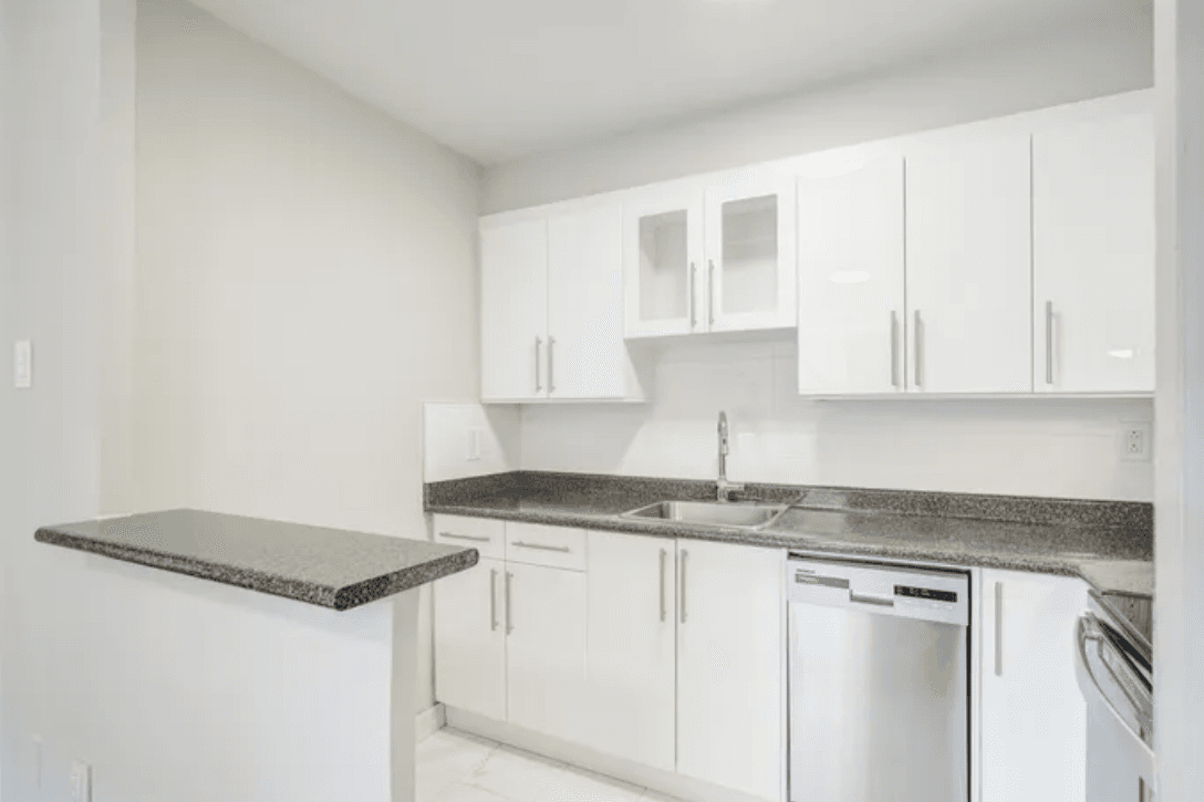 1251 King Street West — Junior 1 Bedroom - Photo 38