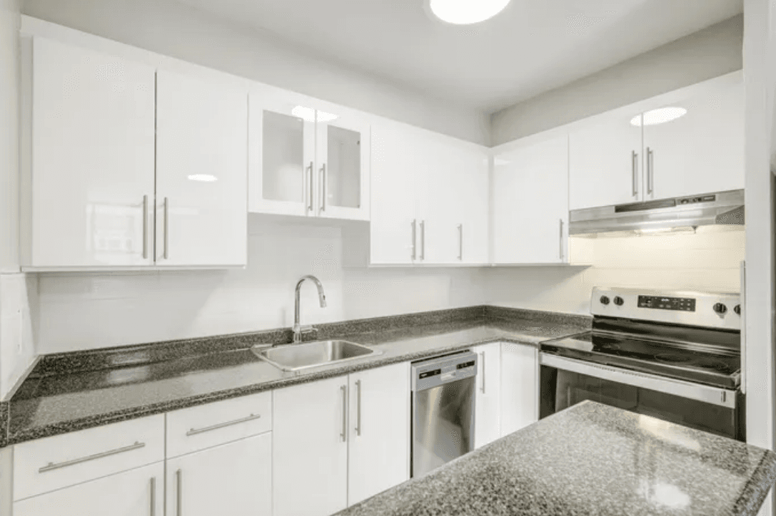 1251 King Street West — Junior 1 Bedroom - Photo 39