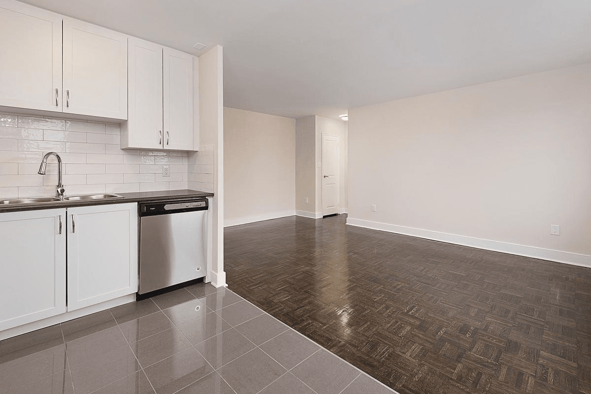1636 Gerrard Street East - Photo 4
