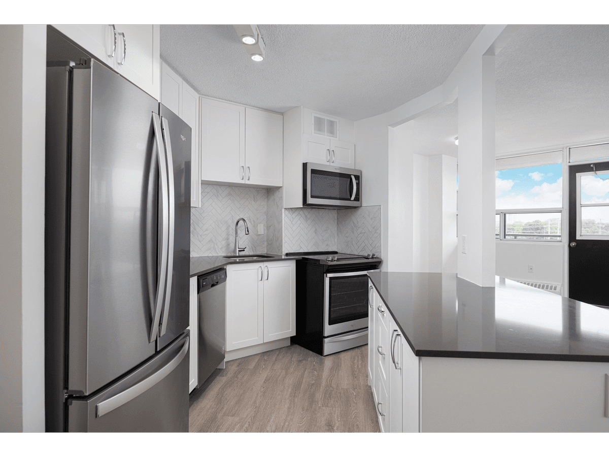 3122 Hurontario Street — 2 Bedroom - Photo 3