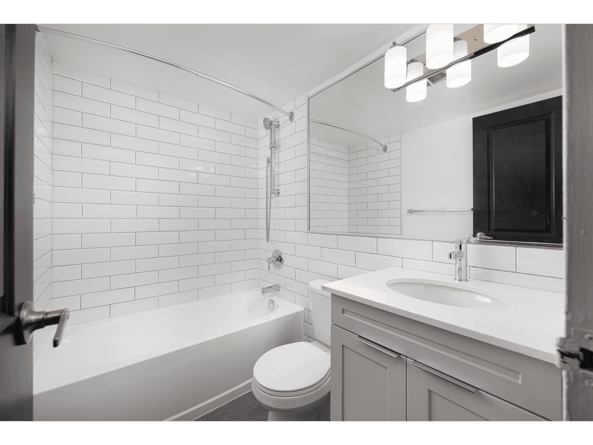 3122 Hurontario Street — 2 Bedroom - Photo 5