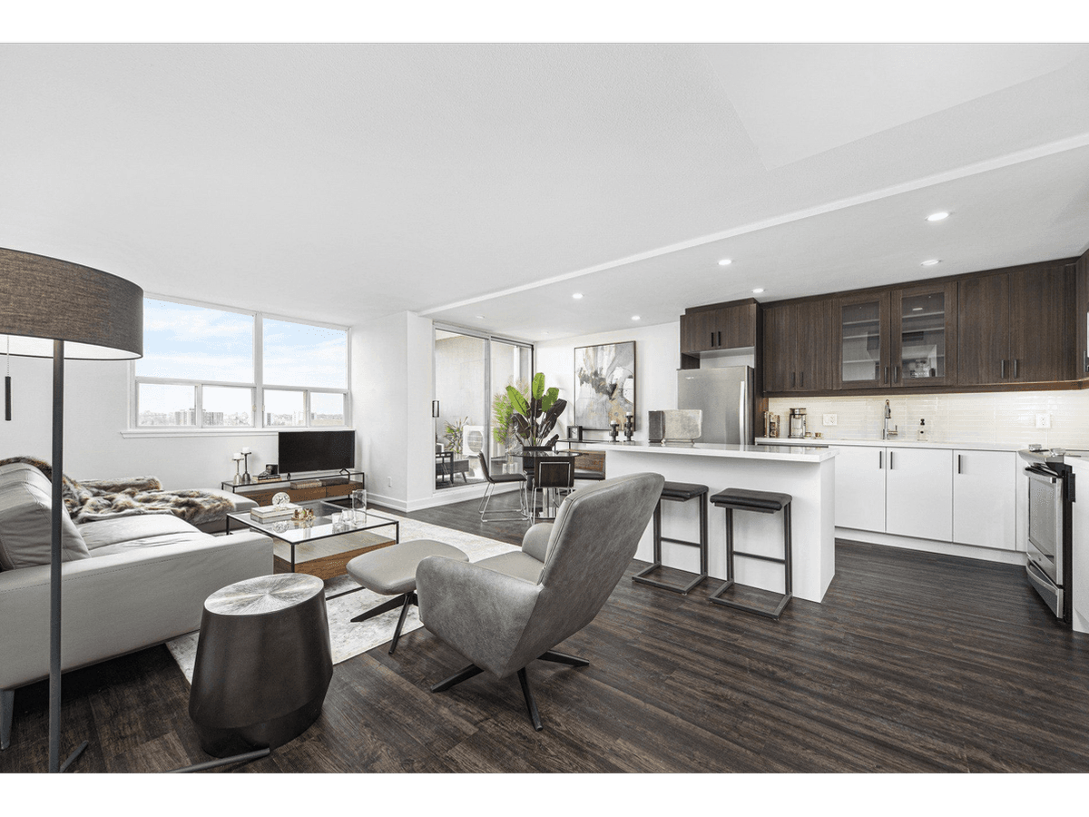 2465 Hurontario Street — 1 Bedroom - Photo 2