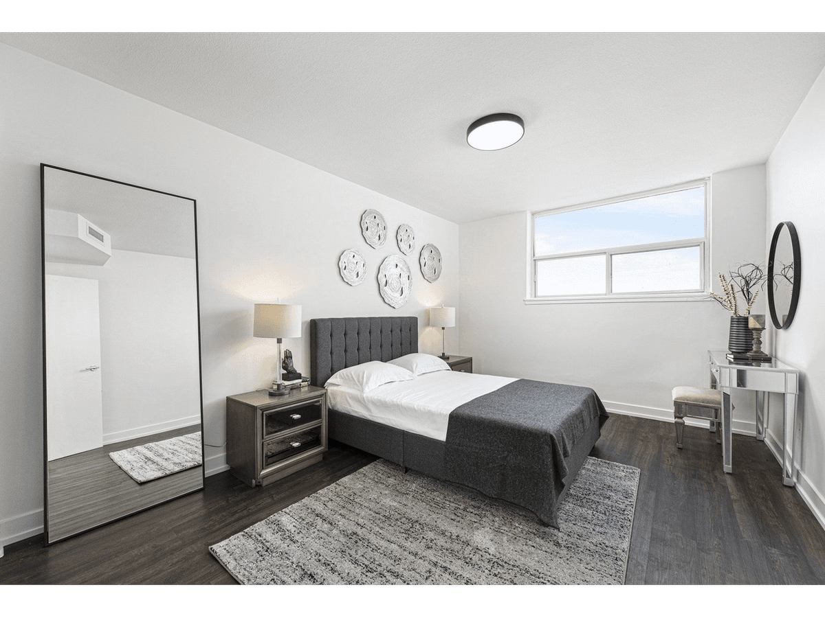 2465 Hurontario Street — 1 Bedroom - Photo 4