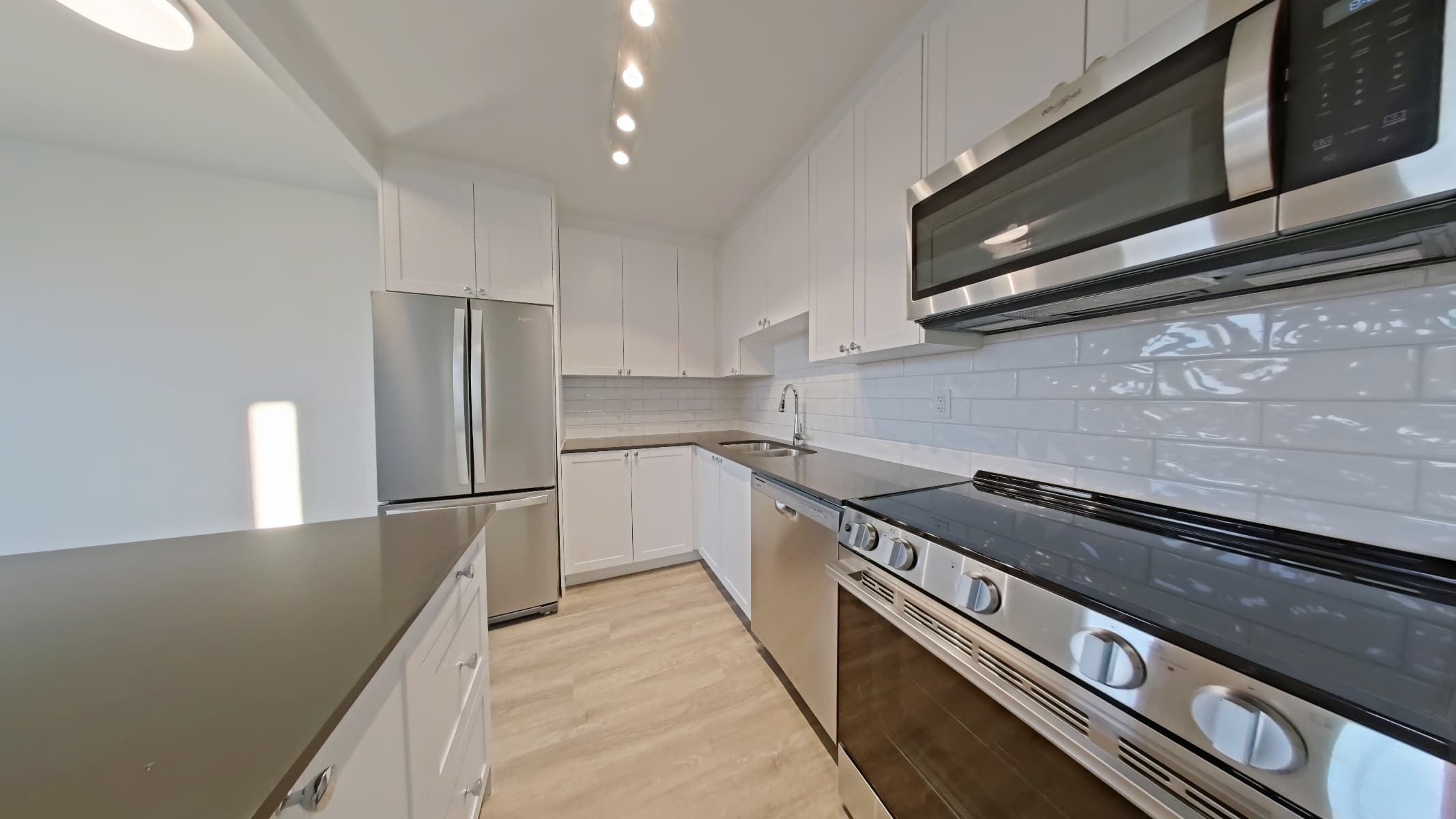 55 Forty Second Street — 1 Bedroom 0306 - Photo 2