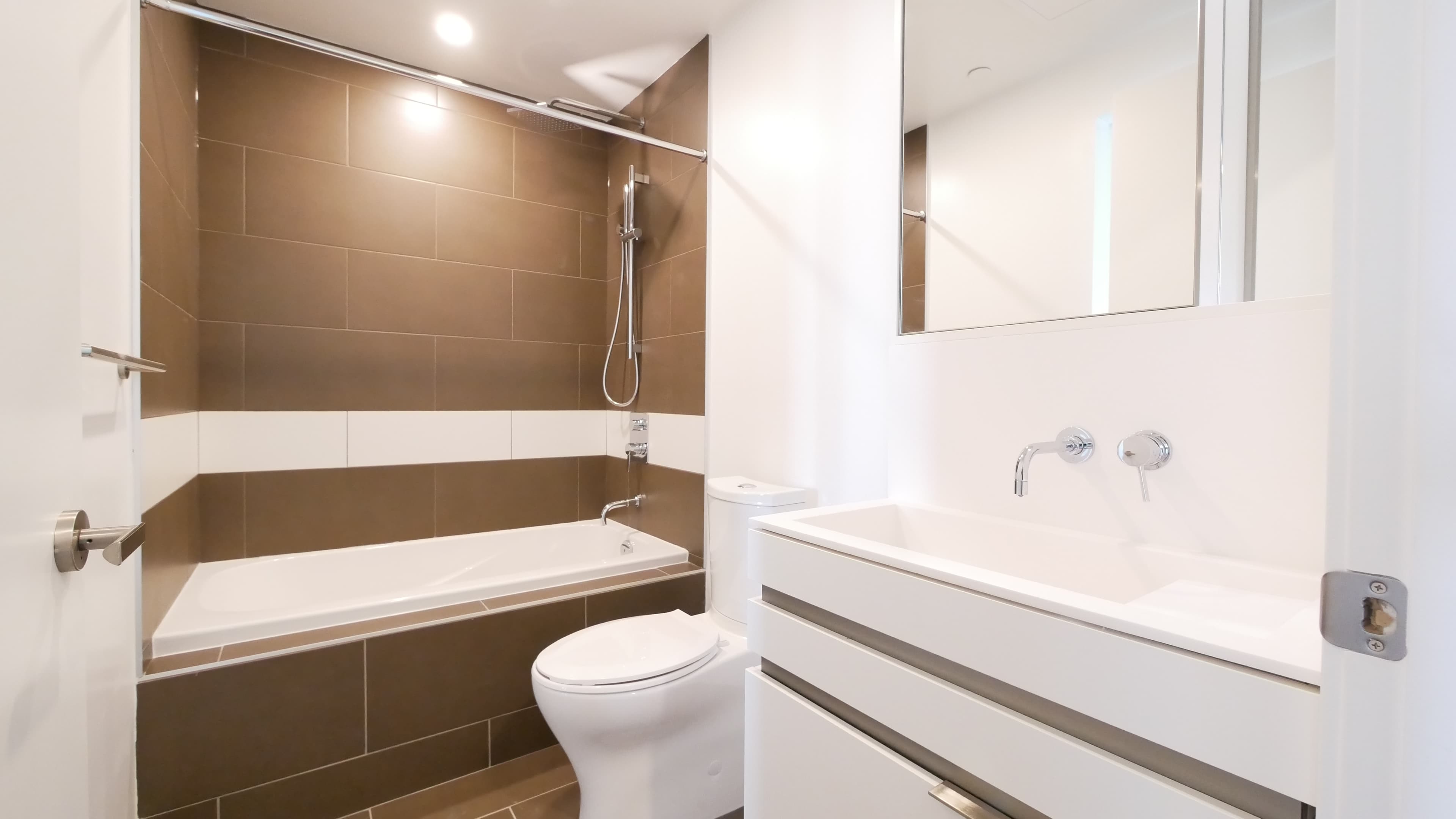 Rhenti — Unit 1511 - Photo 4