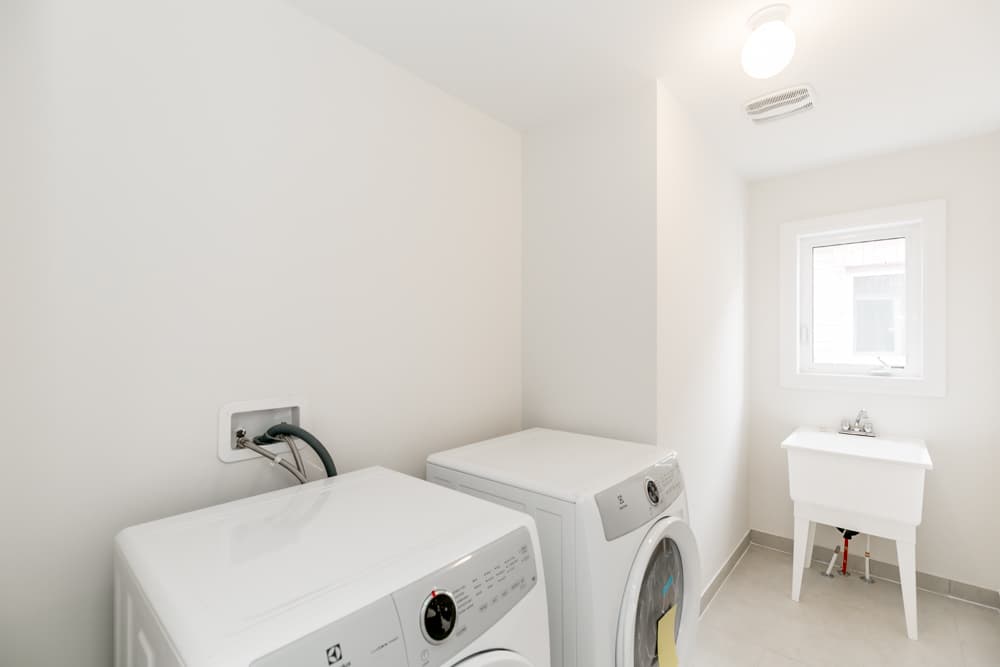 Rhenti — 4 Bedroom(s) and 3.5 Bathroom(s) - Photo 16