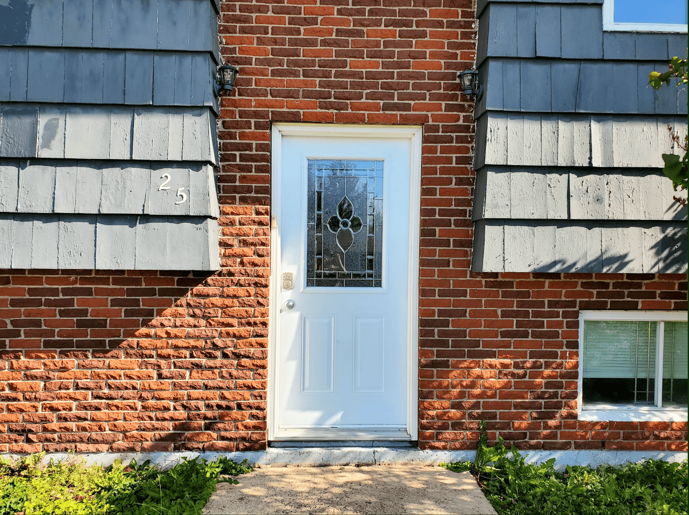 JDE Property Management — 4 Bedroom(s) and 2 Bathroom(s) - Photo 2