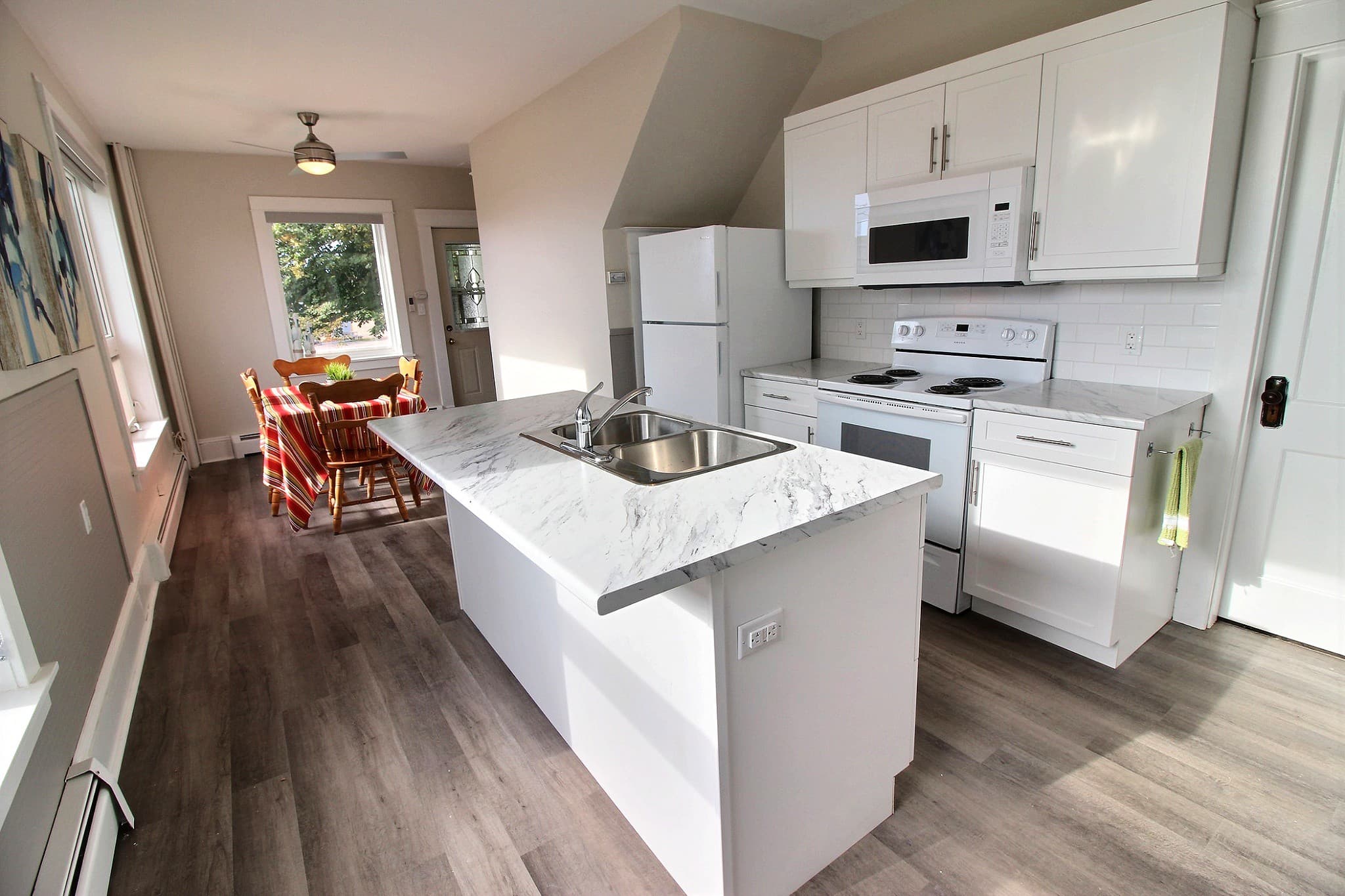 PropertyGuys.com — 3 Bedroom(s) and 2 Bathroom(s) - Photo 8