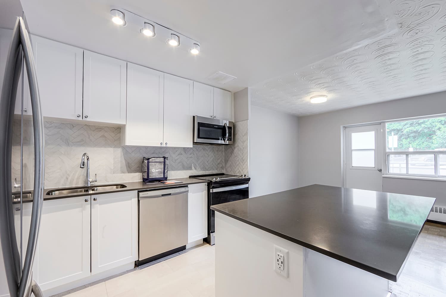 Morguard — 1 Bed - Photo 1