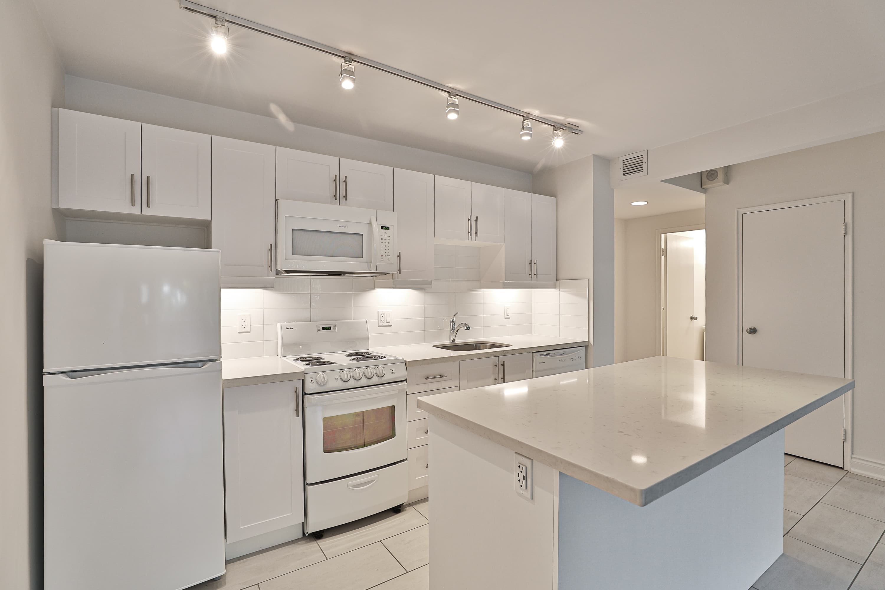 Westdale Properties — 2 Bed - Unit C (East Penthouse) - Photo 34