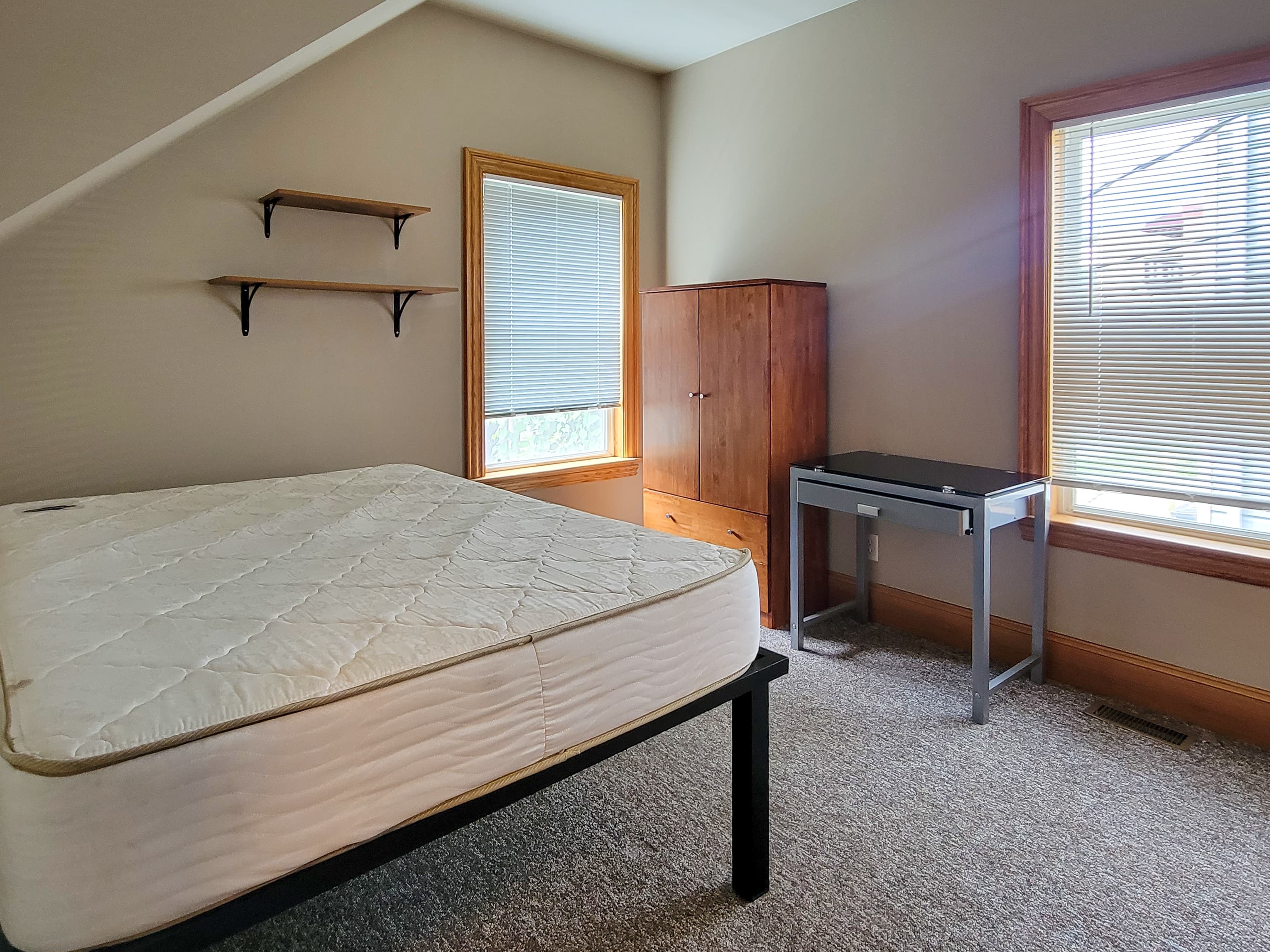 Investor’s Property Management — 5.5 Bedroom(s) and 3 Bathroom(s) - Photo 8