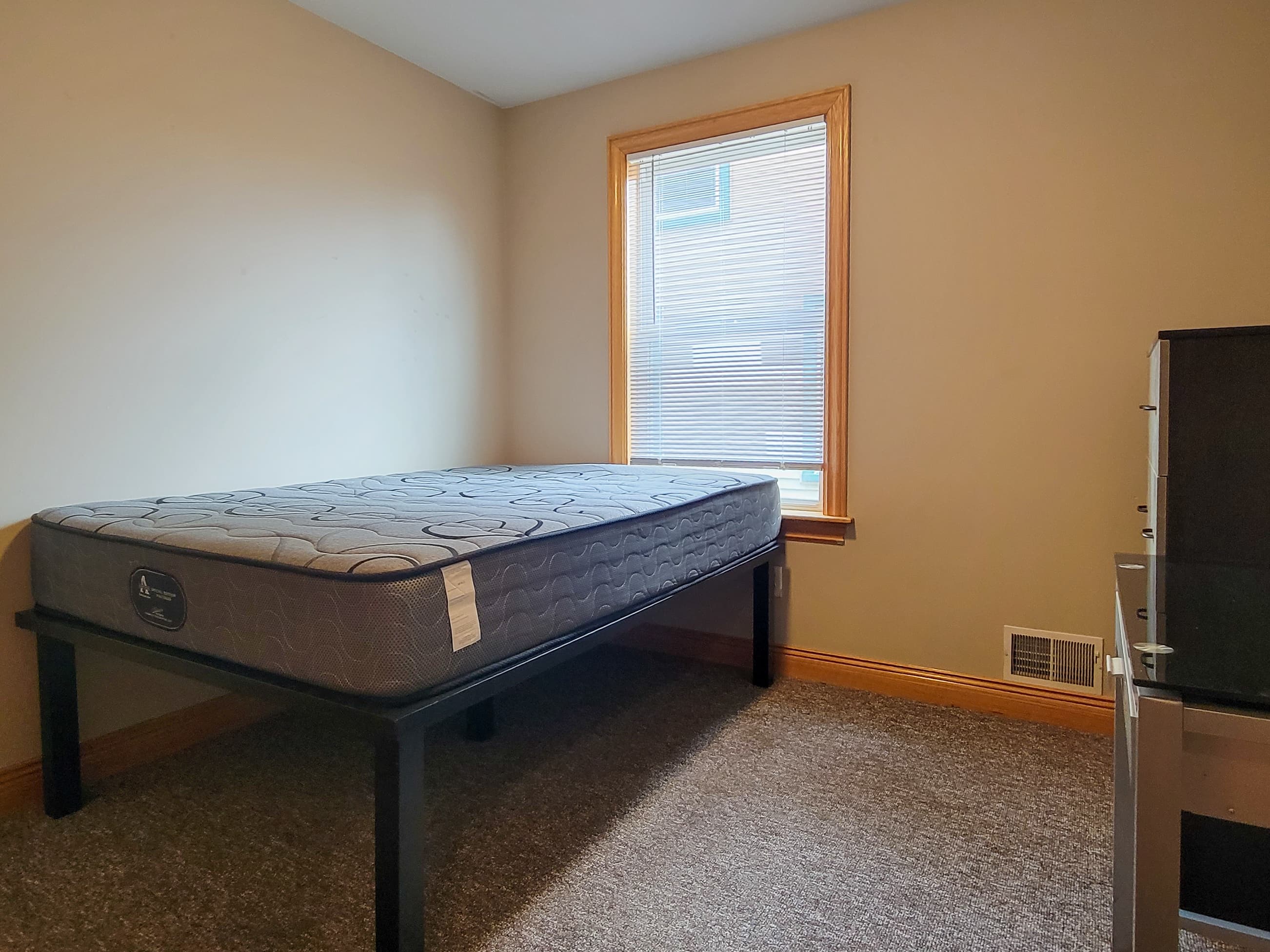 Investor’s Property Management — 5.5 Bedroom(s) and 3 Bathroom(s) - Photo 9