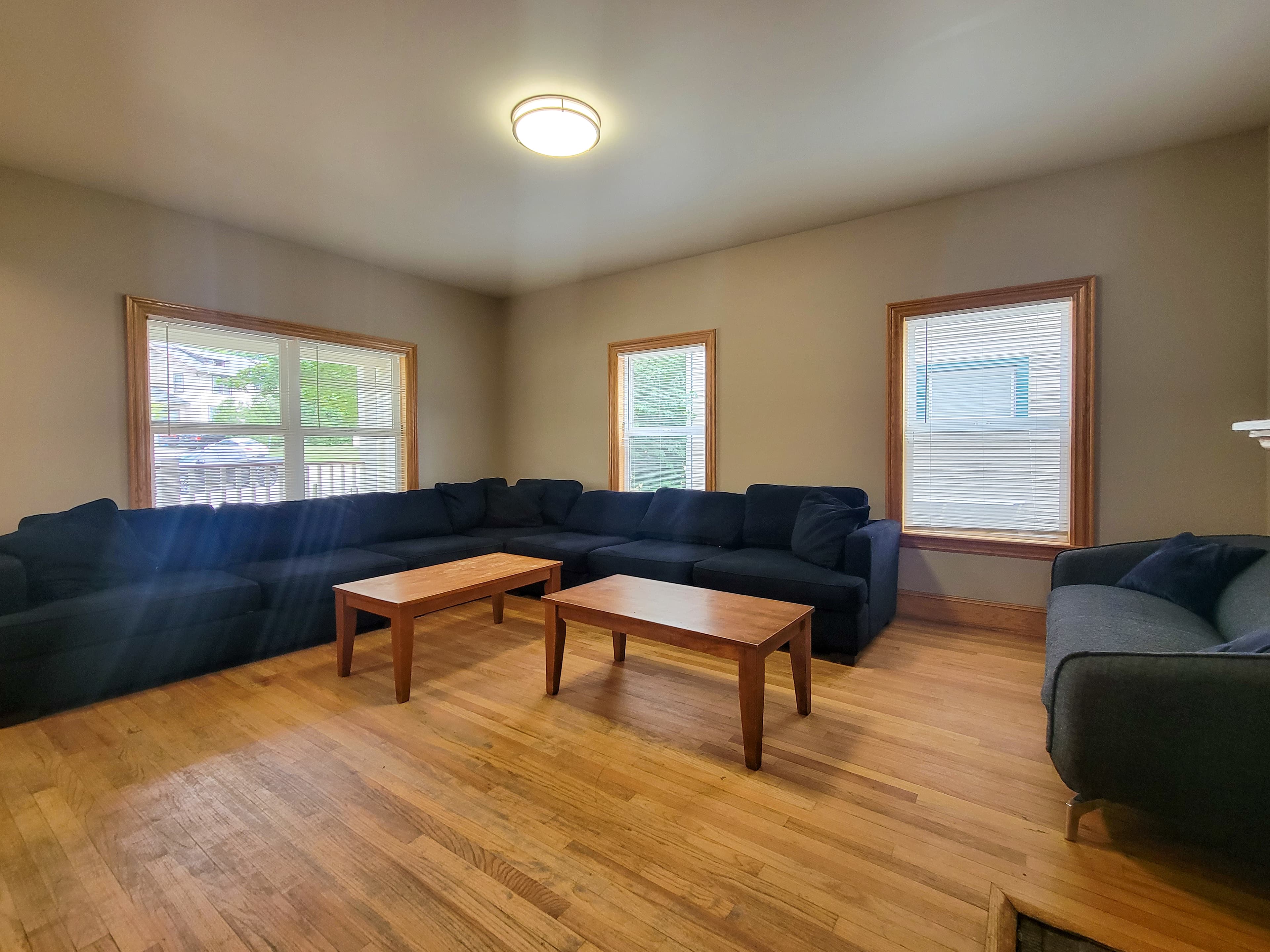 Investor’s Property Management — 5.5 Bedroom(s) and 3 Bathroom(s) - Photo 3