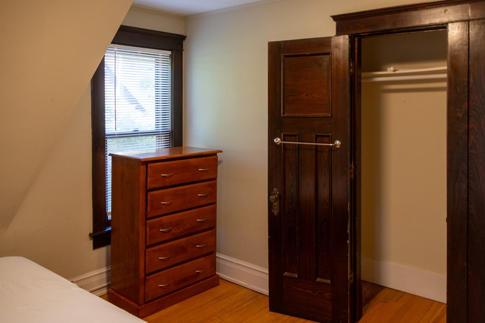 Investor’s Property Management — 5.5 Bedroom(s) and 2 Bathroom(s) - Photo 9