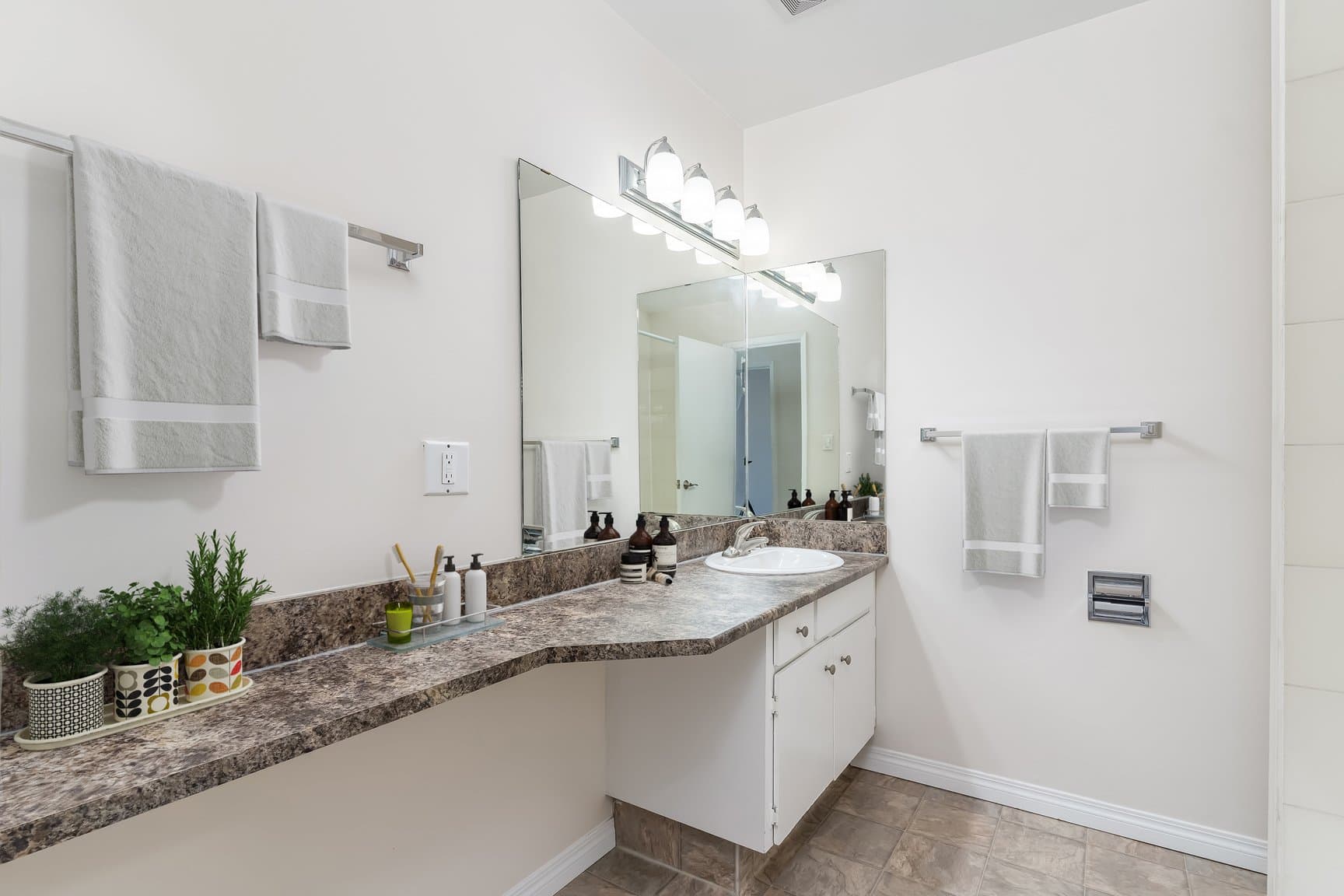 Strategic Group — 2 Bed/1 Bath Bungalow - Photo 29