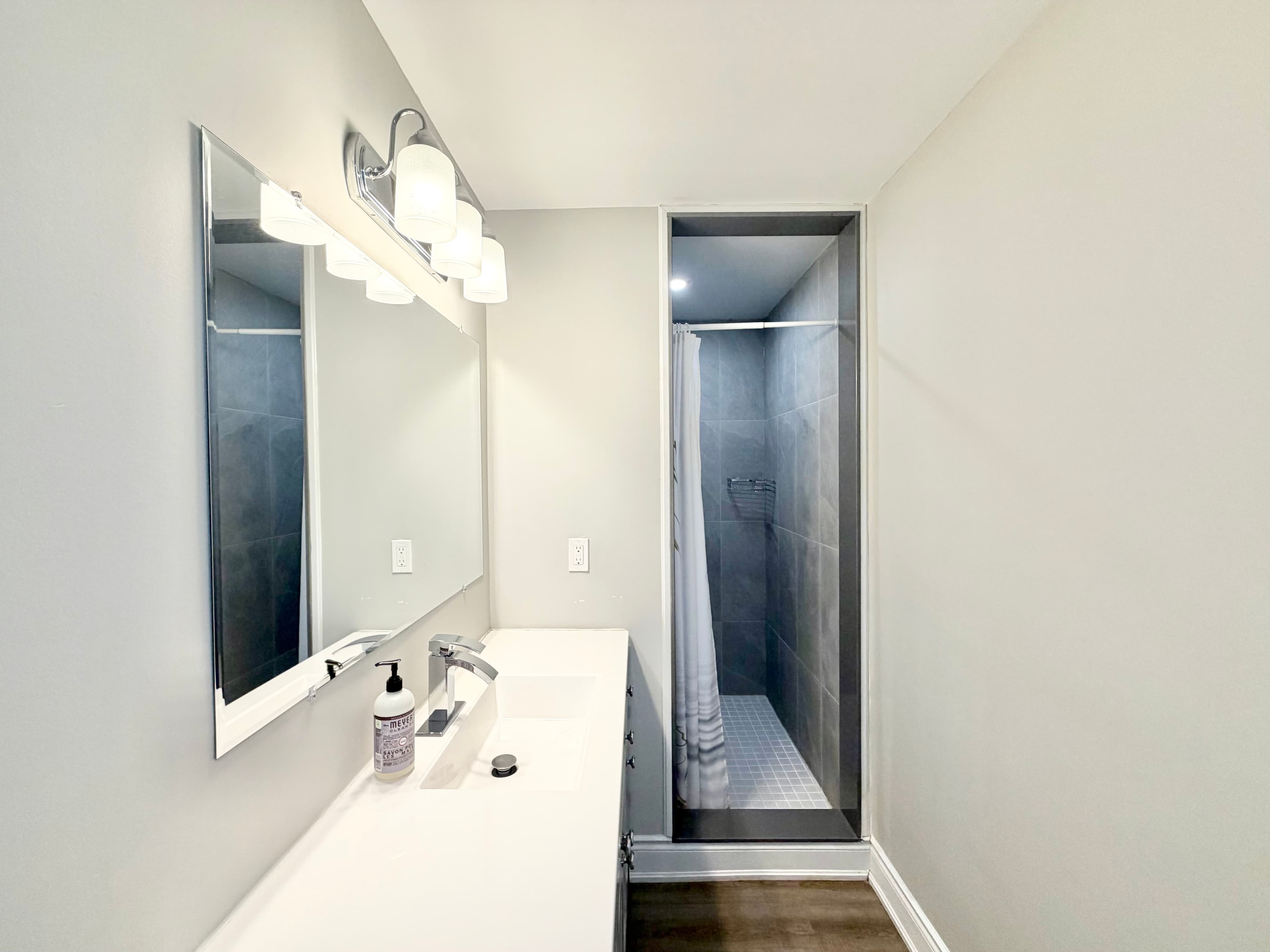 Metra Leasing — 2 Bedroom(s) and 1 Bathroom(s) - Photo 3