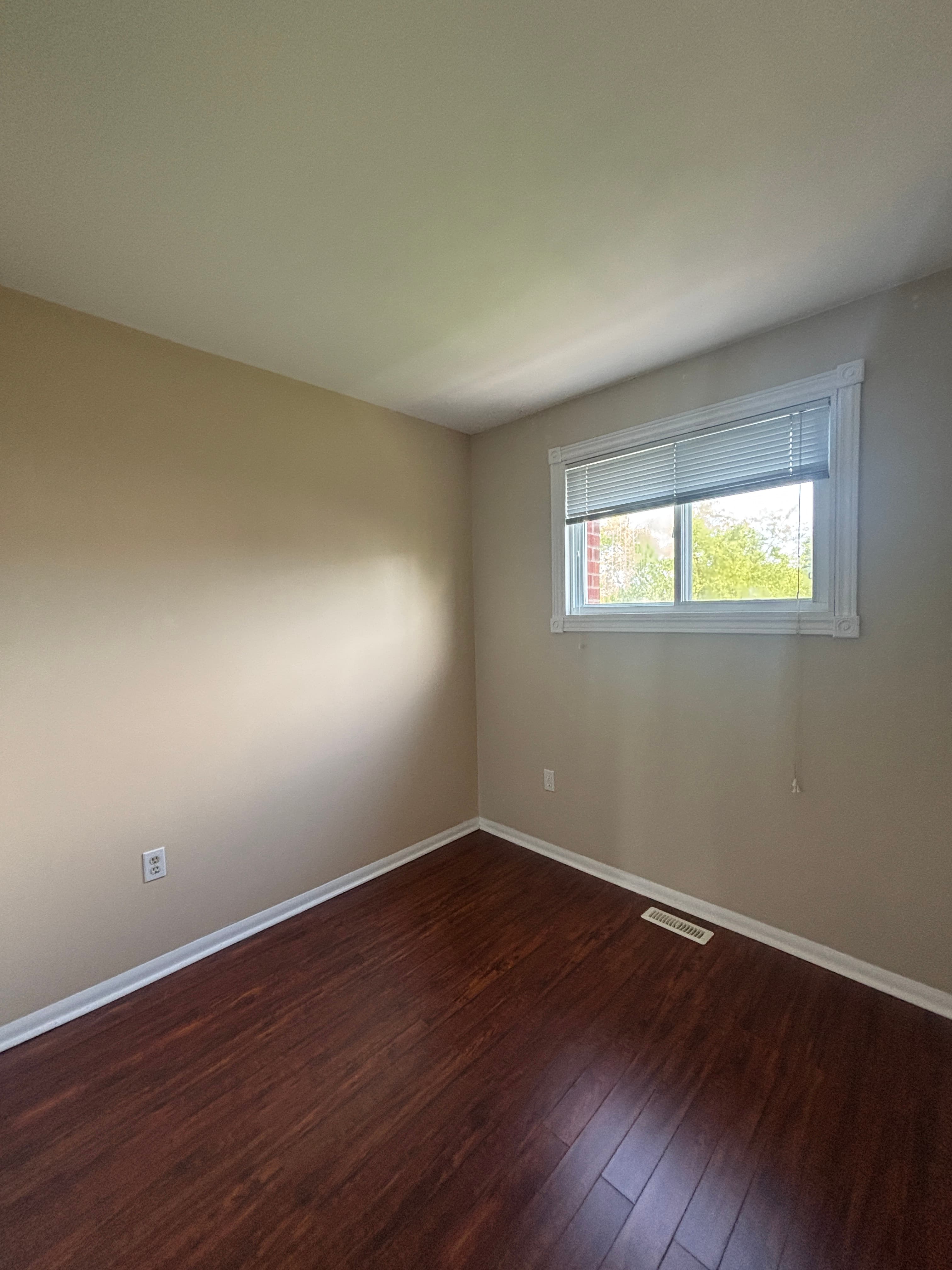 Urchin Property Management Inc. — 3 Bedroom(s) and 1.5 Bathroom(s) - Photo 10