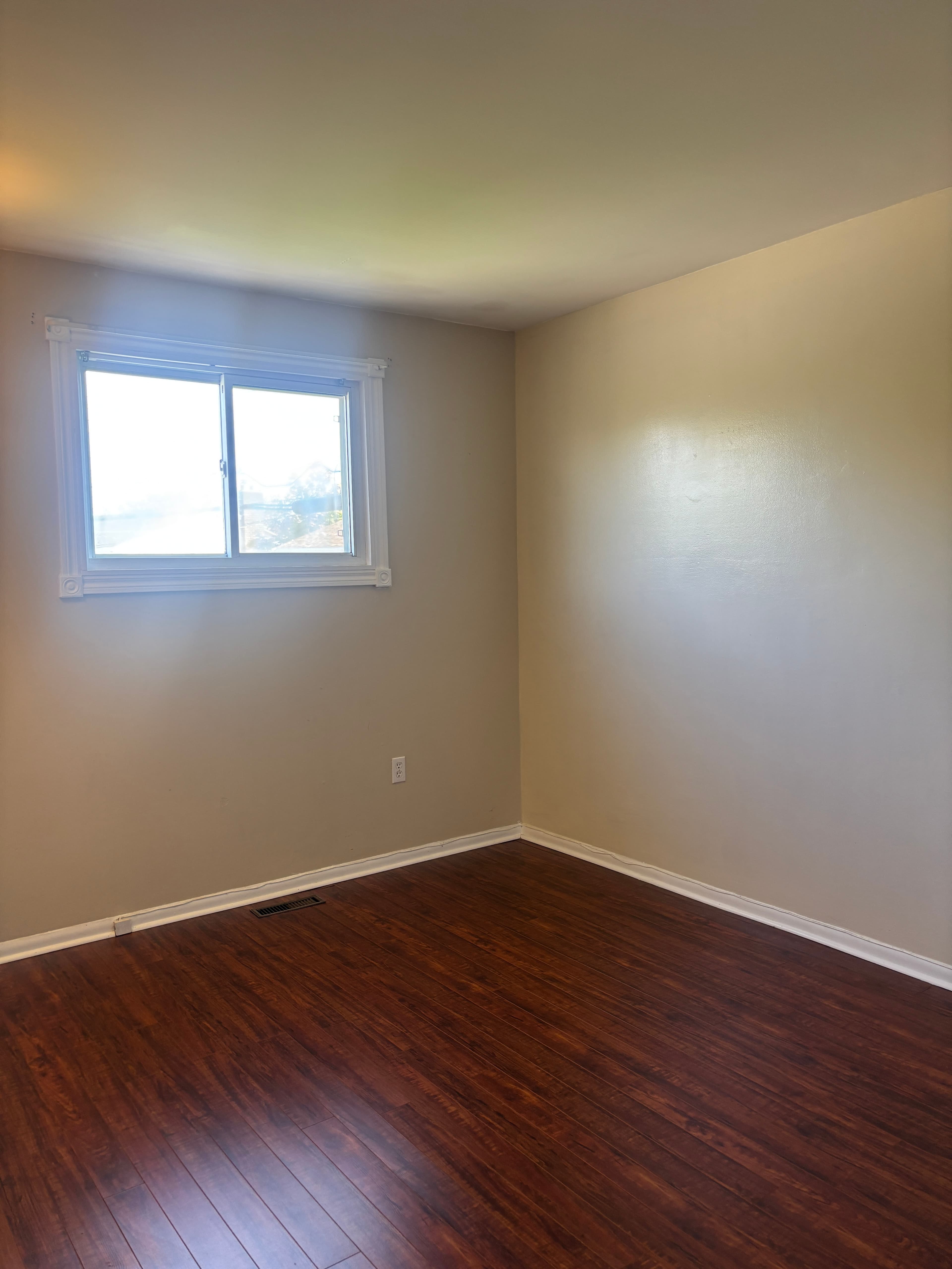 Urchin Property Management Inc. — 3 Bedroom(s) and 1.5 Bathroom(s) - Photo 9
