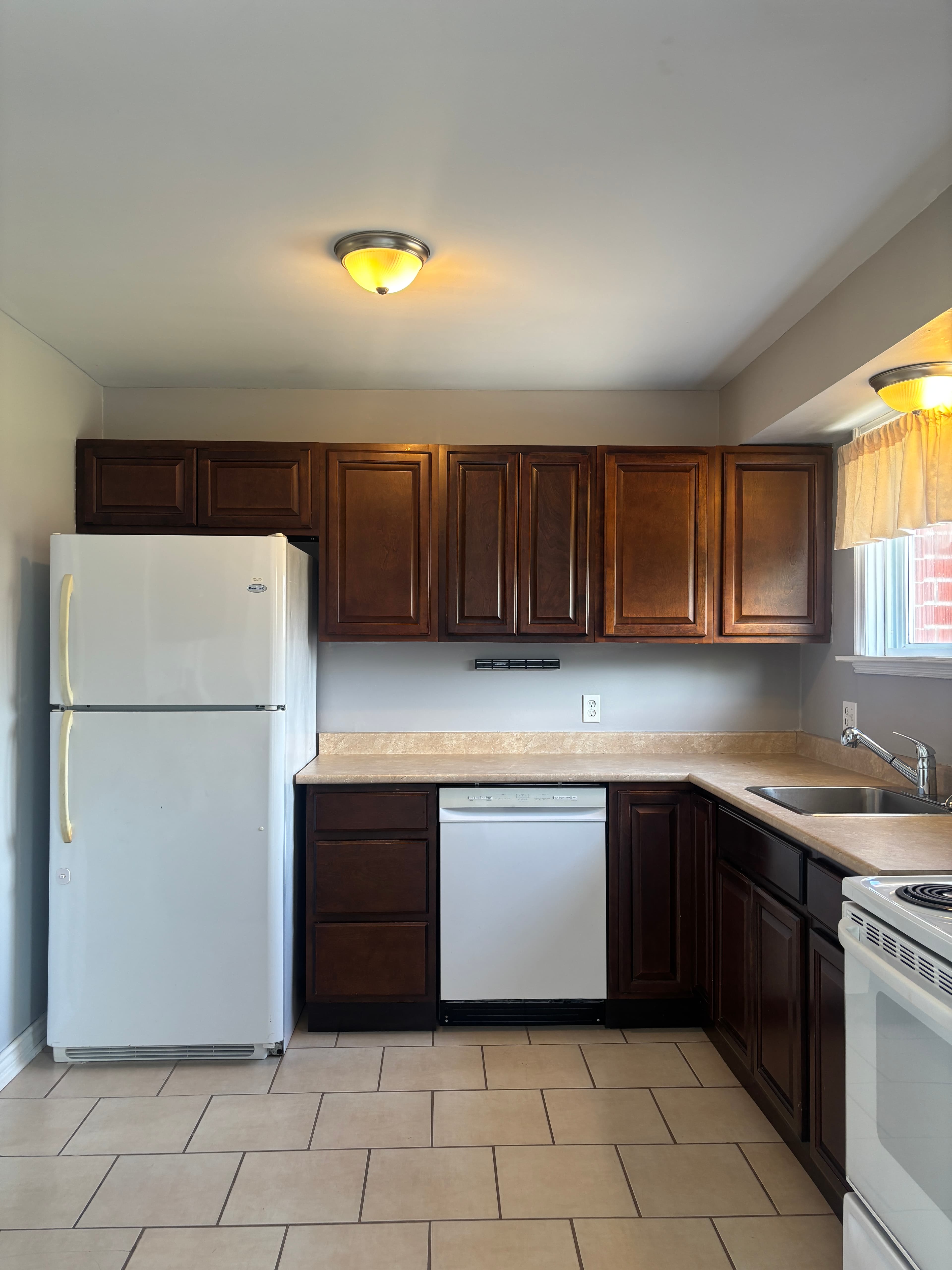 Urchin Property Management Inc. — 3 Bedroom(s) and 1.5 Bathroom(s) - Photo 2