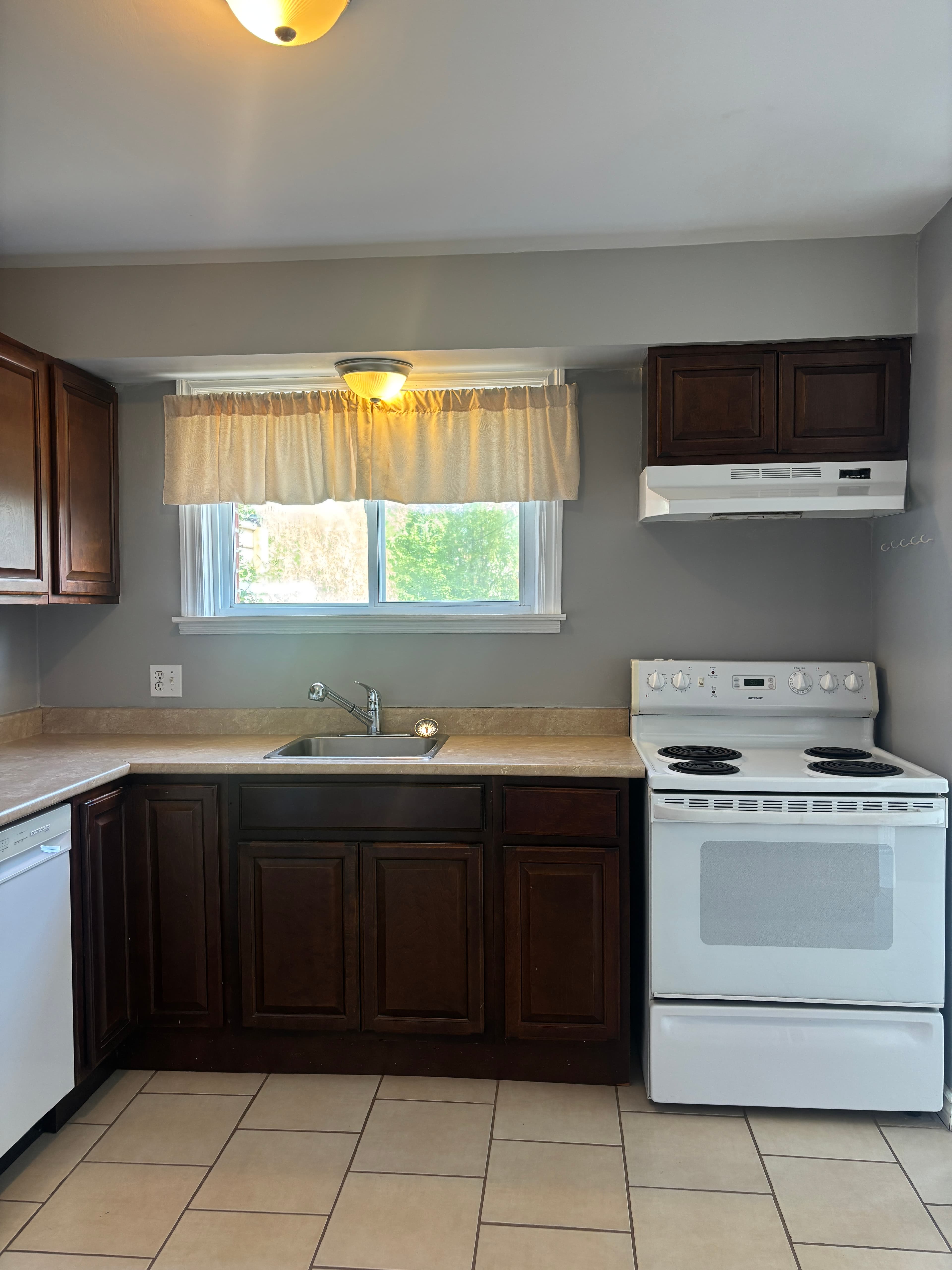 Urchin Property Management Inc. — 3 Bedroom(s) and 1.5 Bathroom(s) - Photo 3