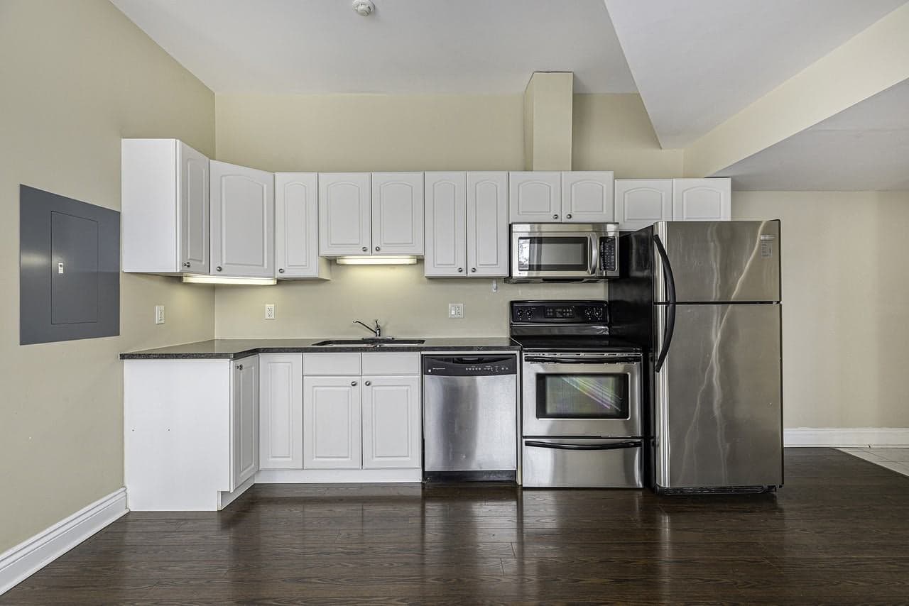 329 Johnson Street — 4 - Photo 3