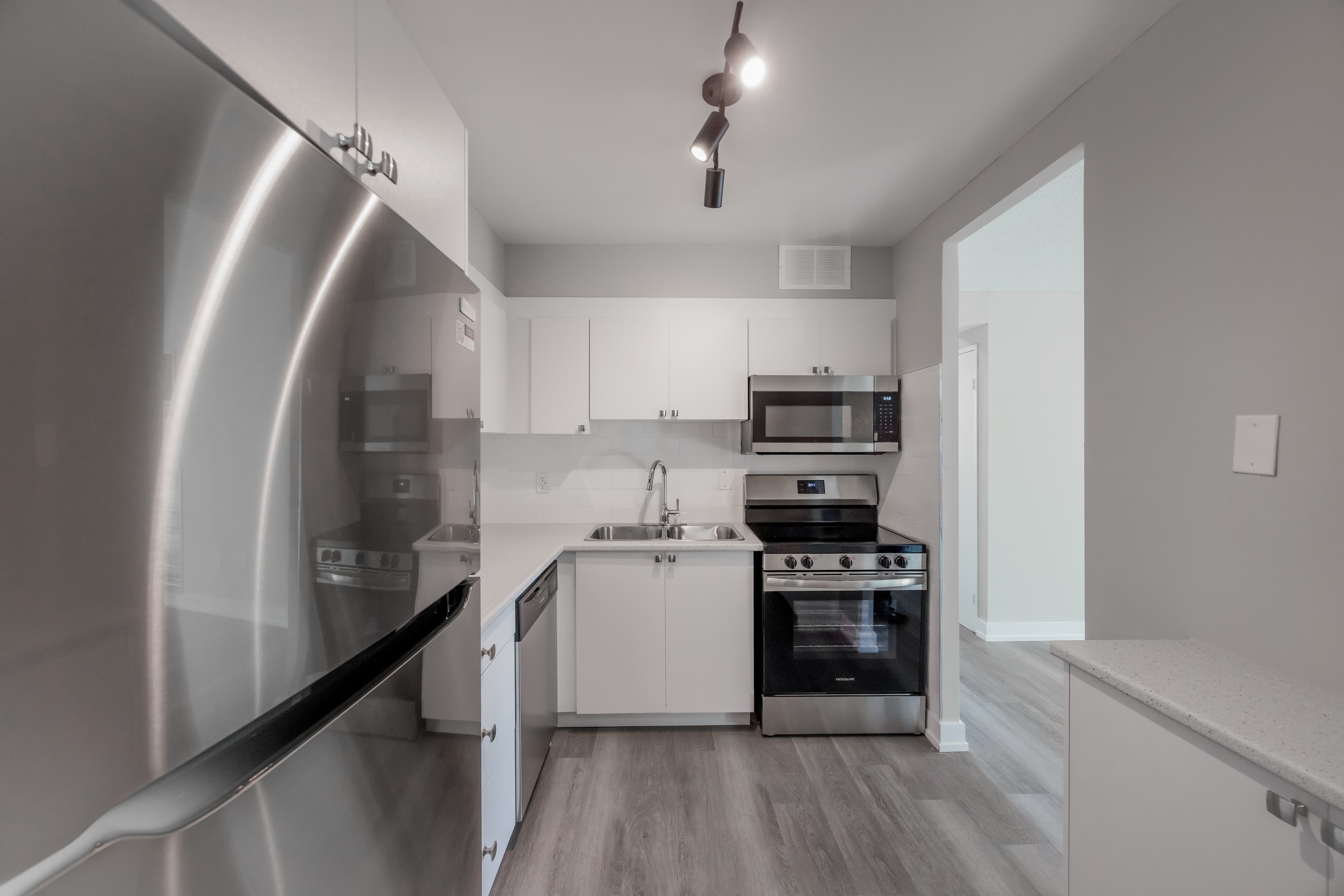 Kaneff — Unit C - Photo 4