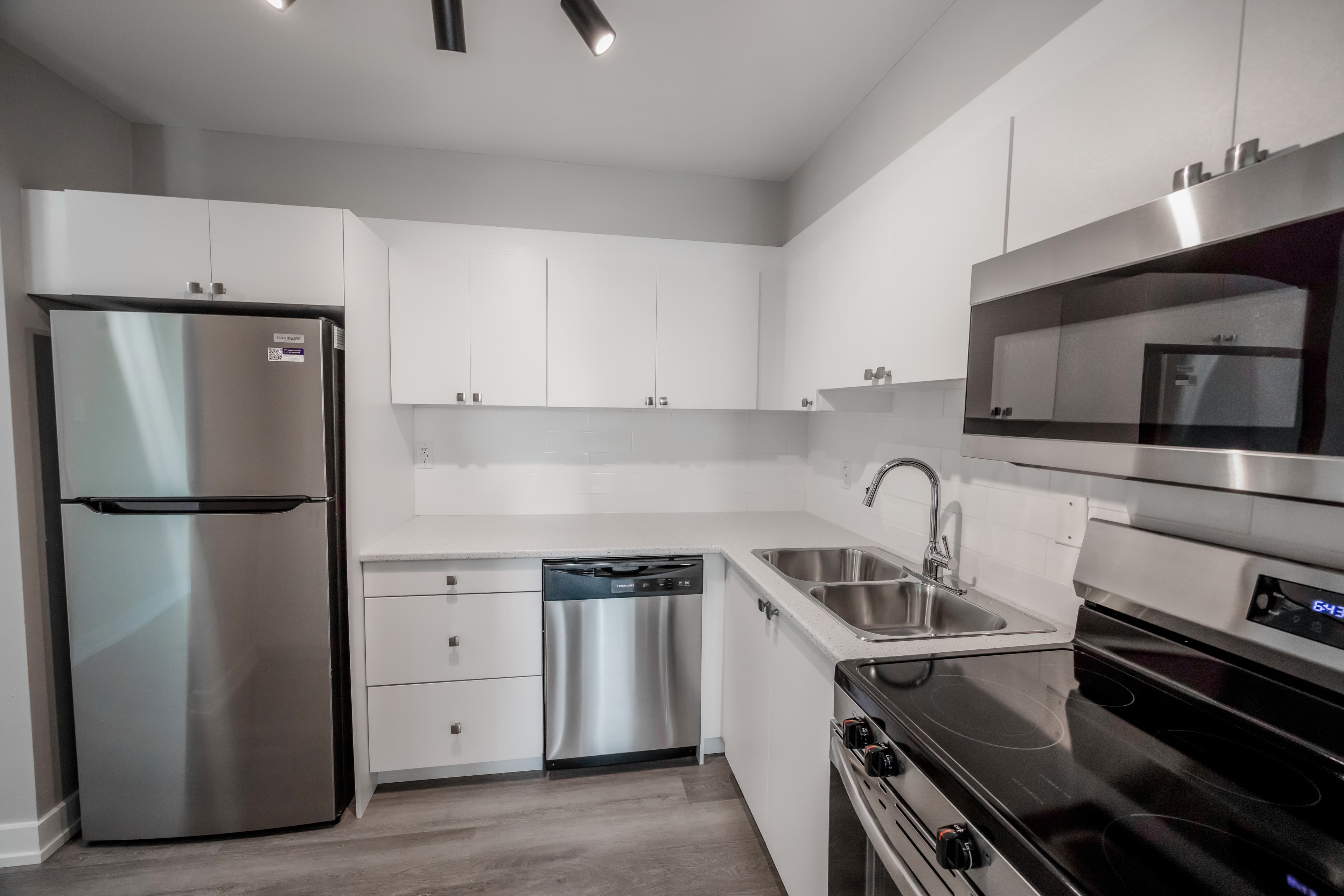 Kaneff — Unit C - Photo 3