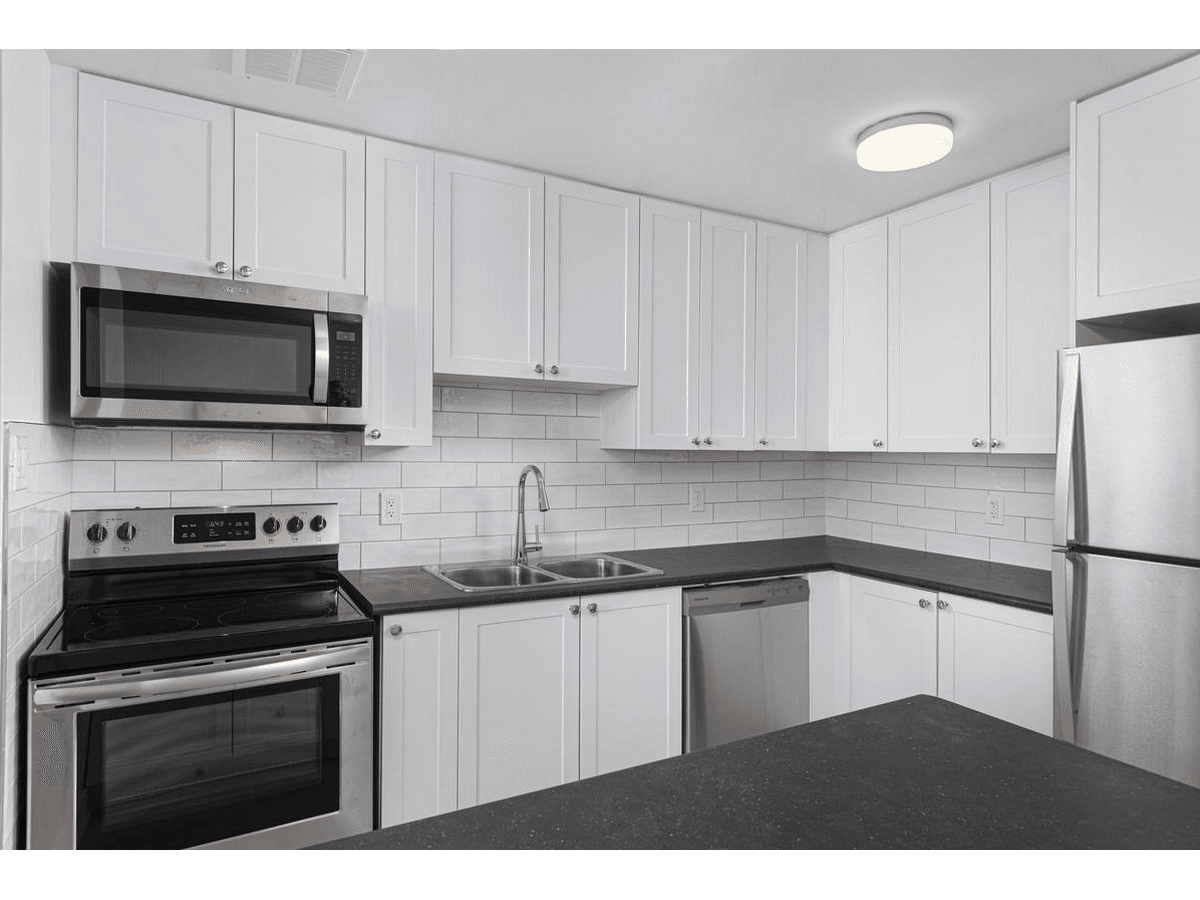 7110 Darcel ave - Photo 6