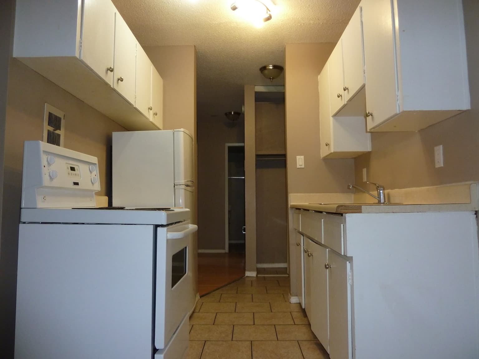 Westmore Apartments — 3 bedroom - Photo 5