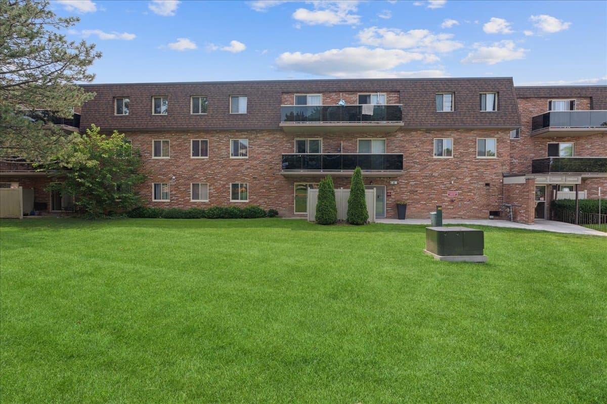 Colonial Court — apartment/condo - Photo 1